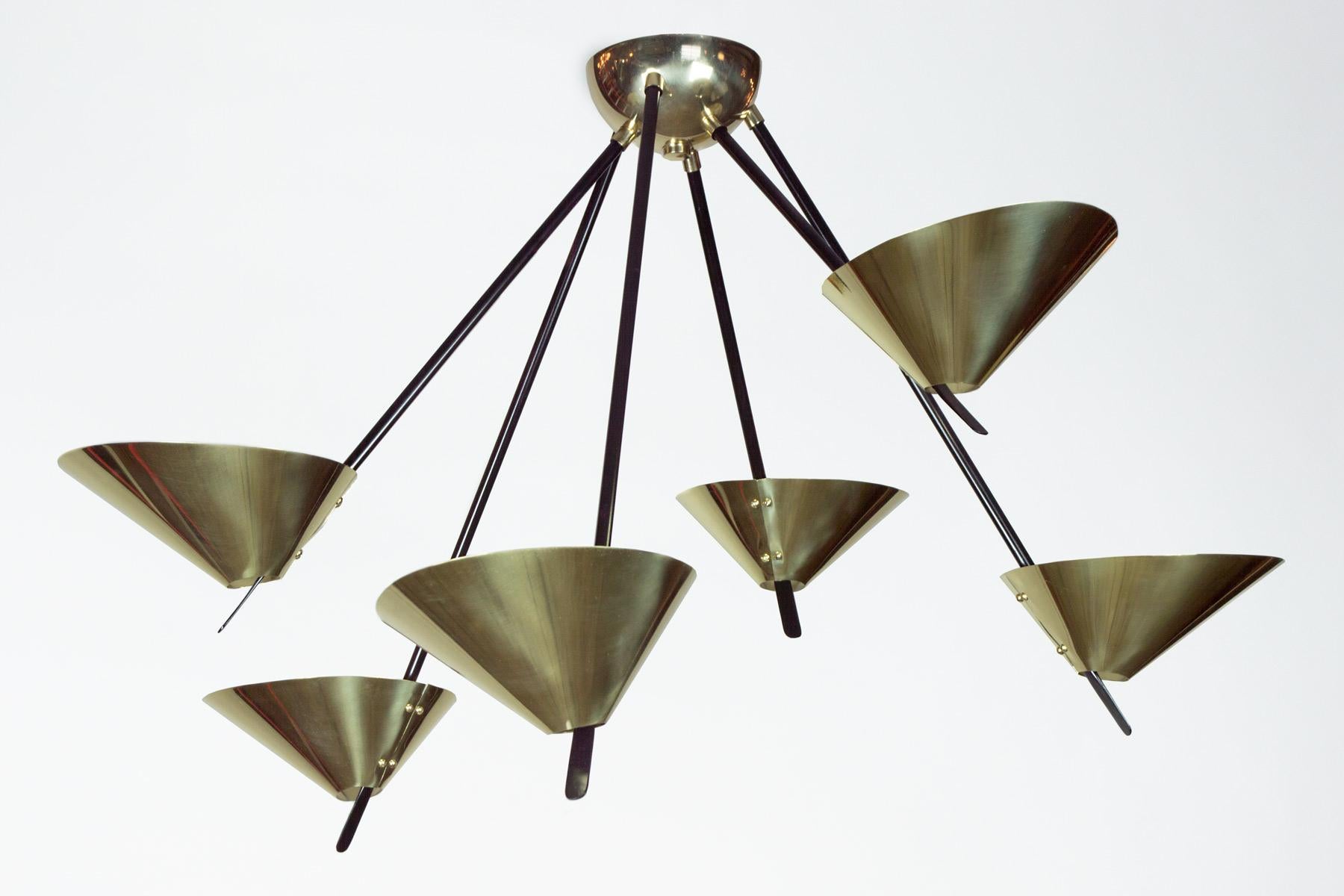 La collection Passy s'inspire fortement des designs des années 1950. Les diffuseurs en laiton poli créent une excellente source d'éclairage indirect. L'éclairage vers le haut met en valeur le cadre en acier émaillé. La collection comprenait
