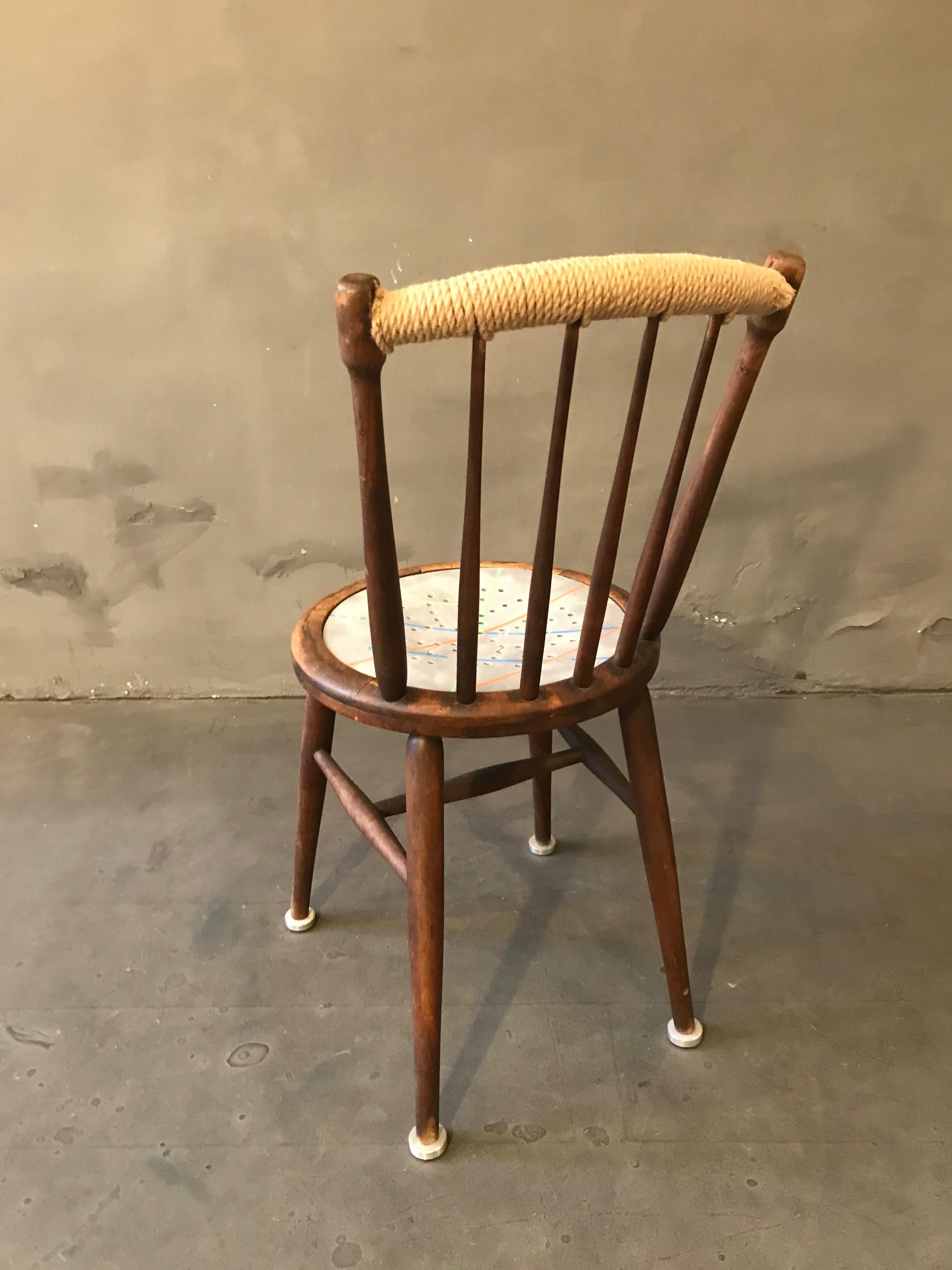 Klassischer Thonet Stuhl von Markus Friedrich Staab, mit additiven Füßen, handbemalter Sitz, mehrfach lackiert.

Ich lerne aus einer Vergangenheit, die für mich geschaffen wurde, eine Grundlage, auf der ich meine eigene Arbeit aufbauen kann.
Und