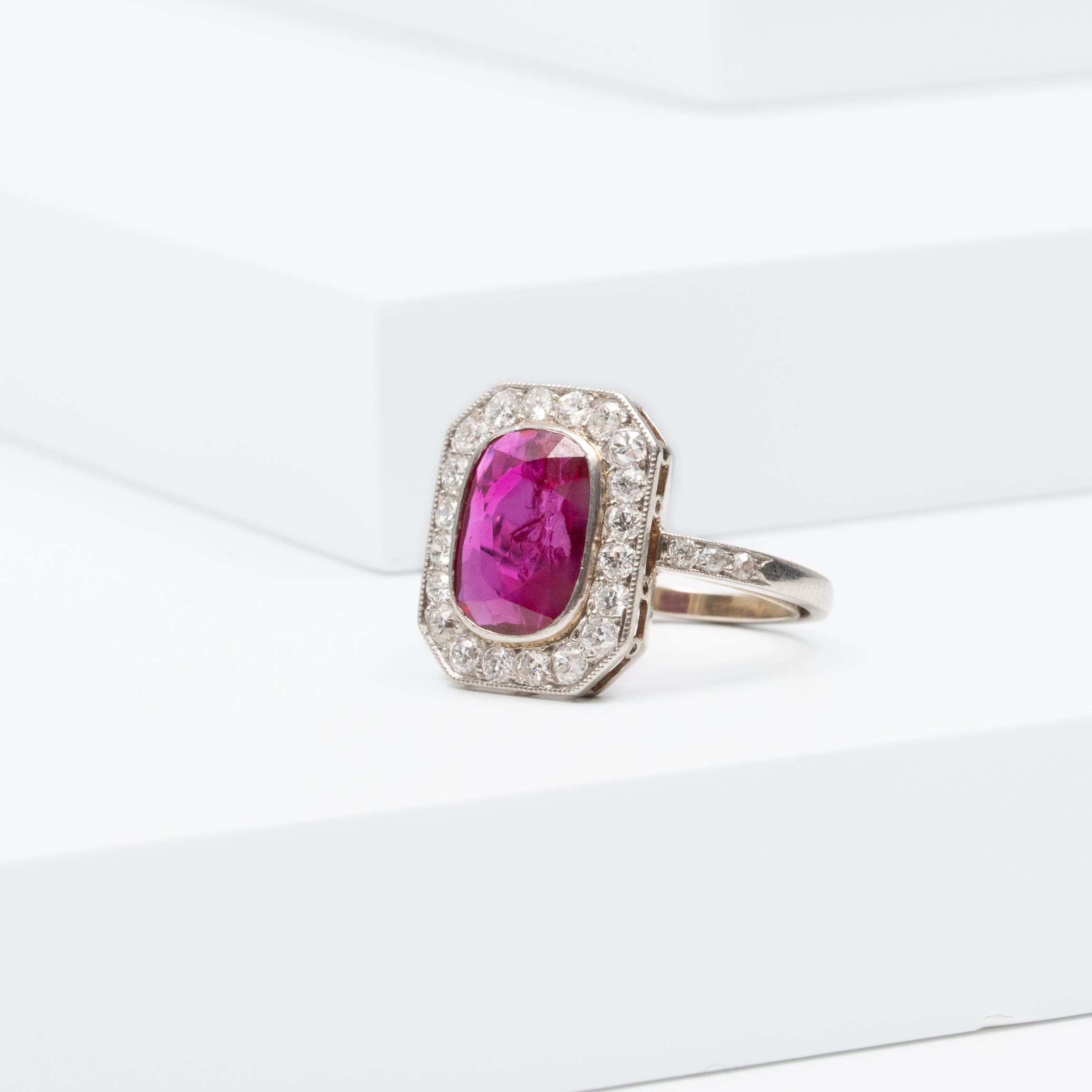 A Belle Époque untreated natural Burmese ruby and diamond cluster ring, set in platinum. French, circa 1915.´
Ring contains one cushion-cut purplish-red natural ruby, with no treatment and no indication of heat, of Burmese origin with a total carat