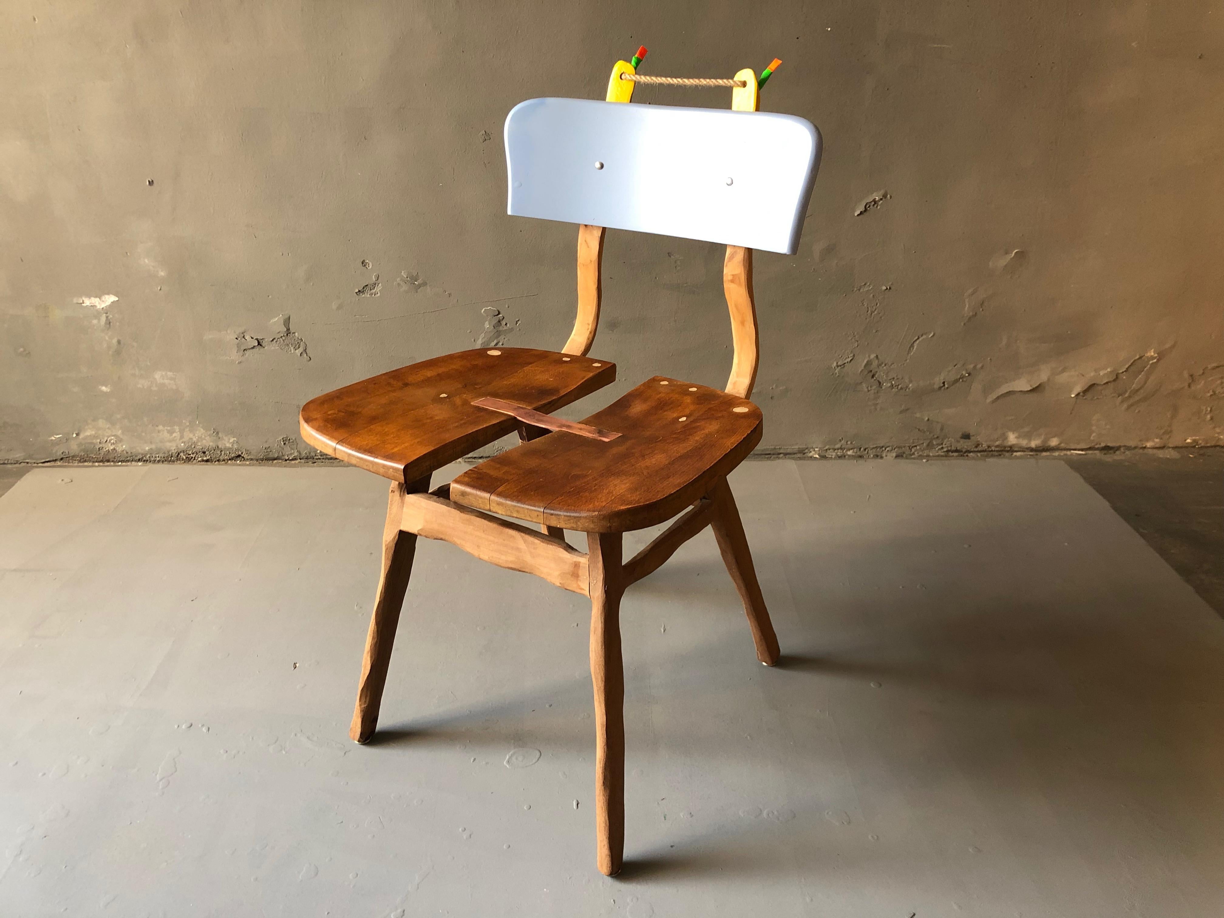 Stuhl, bestehend aus 3 Stühlen, mit Messingstreifen, bemalt und lackiert. Ein perfektes Beispiel für die funktionale Kunst von Staab.
Durch meine Arbeit verwandle ich jeden Stuhl in ein einzigartiges und individuelles Objekt. Stühle, die einst in