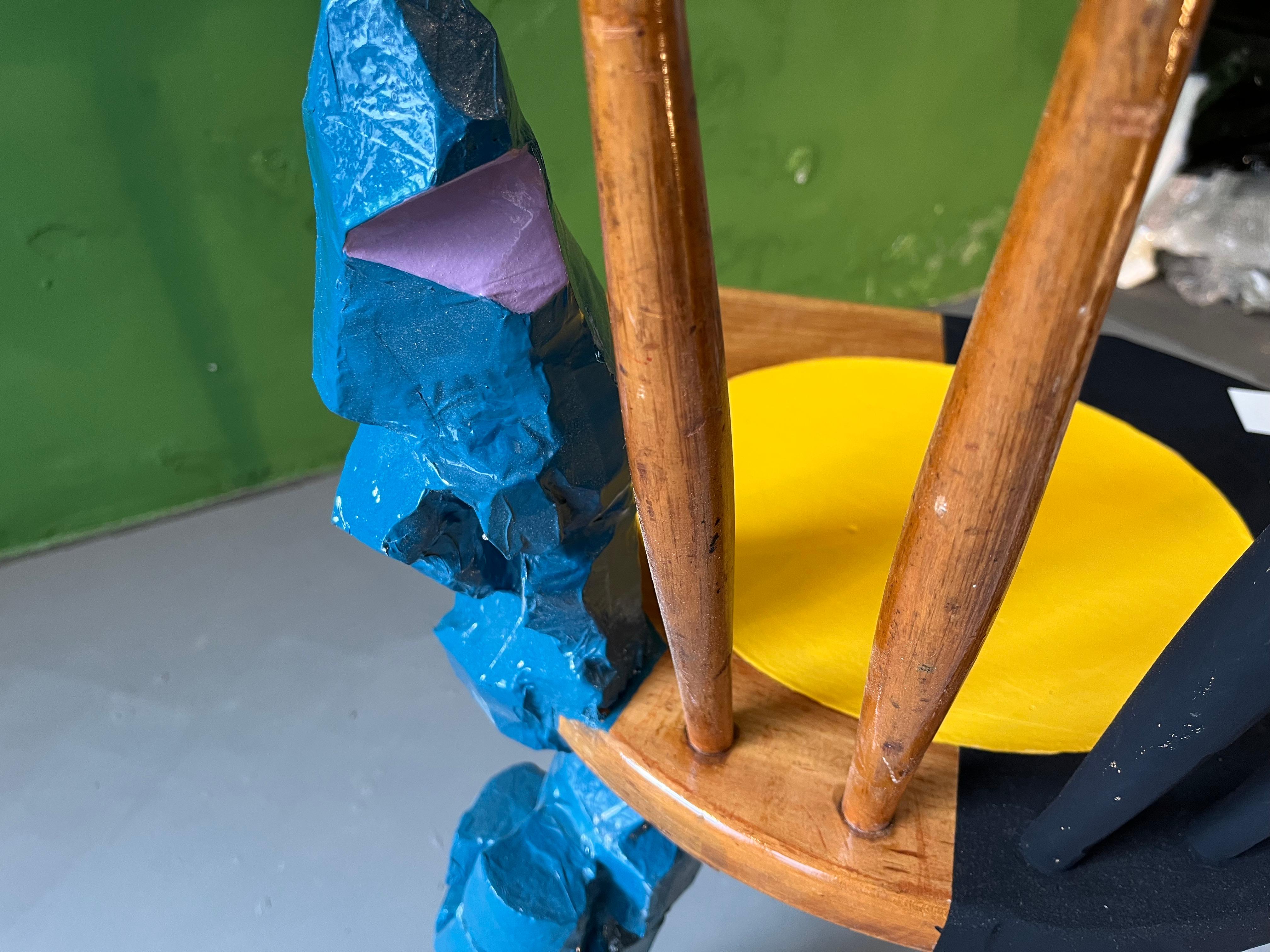 Chaise de design/One. Chaise de cuisine bavaroise traditionnelle modernisée, avec ajout d'un pied sculpté, remodelée, peinte et laquée à plusieurs reprises par Markus Friedrich Staab.
Vous pouvez utiliser cette chaise au quotidien ou la considérer