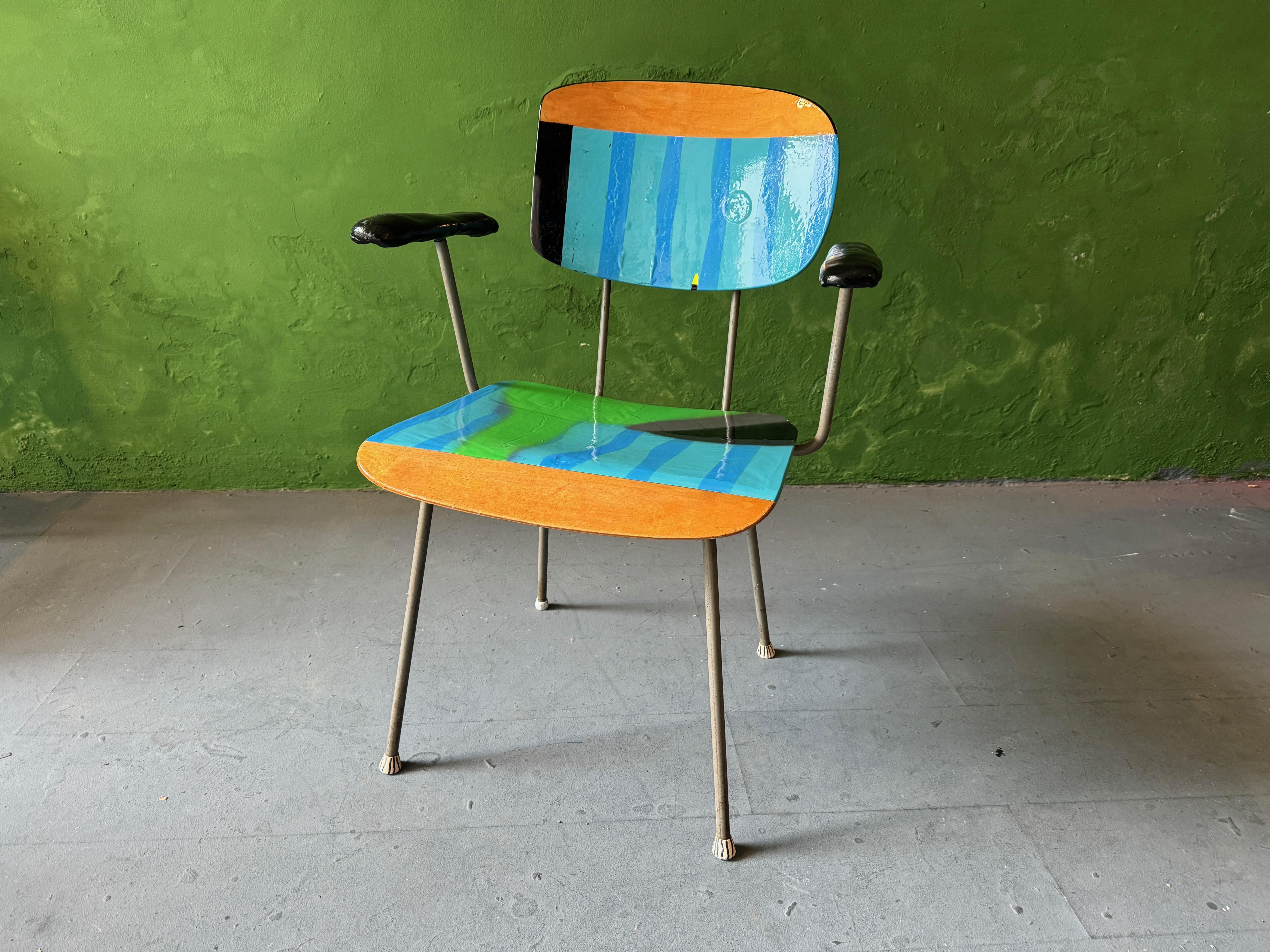 Past Forges Future Wim Rietveld Sessel von Markus Friedrich Staab
Einzigartig
Abmessungen: T 42 x B 42 x H 82 cm.
MATERIALIEN: Porzellan, Holz, Metall, Lack, Sprühfarbe.

Wim Rietveld Klassischer Stuhl modernisiert, Armlehnen aus Porzellan,