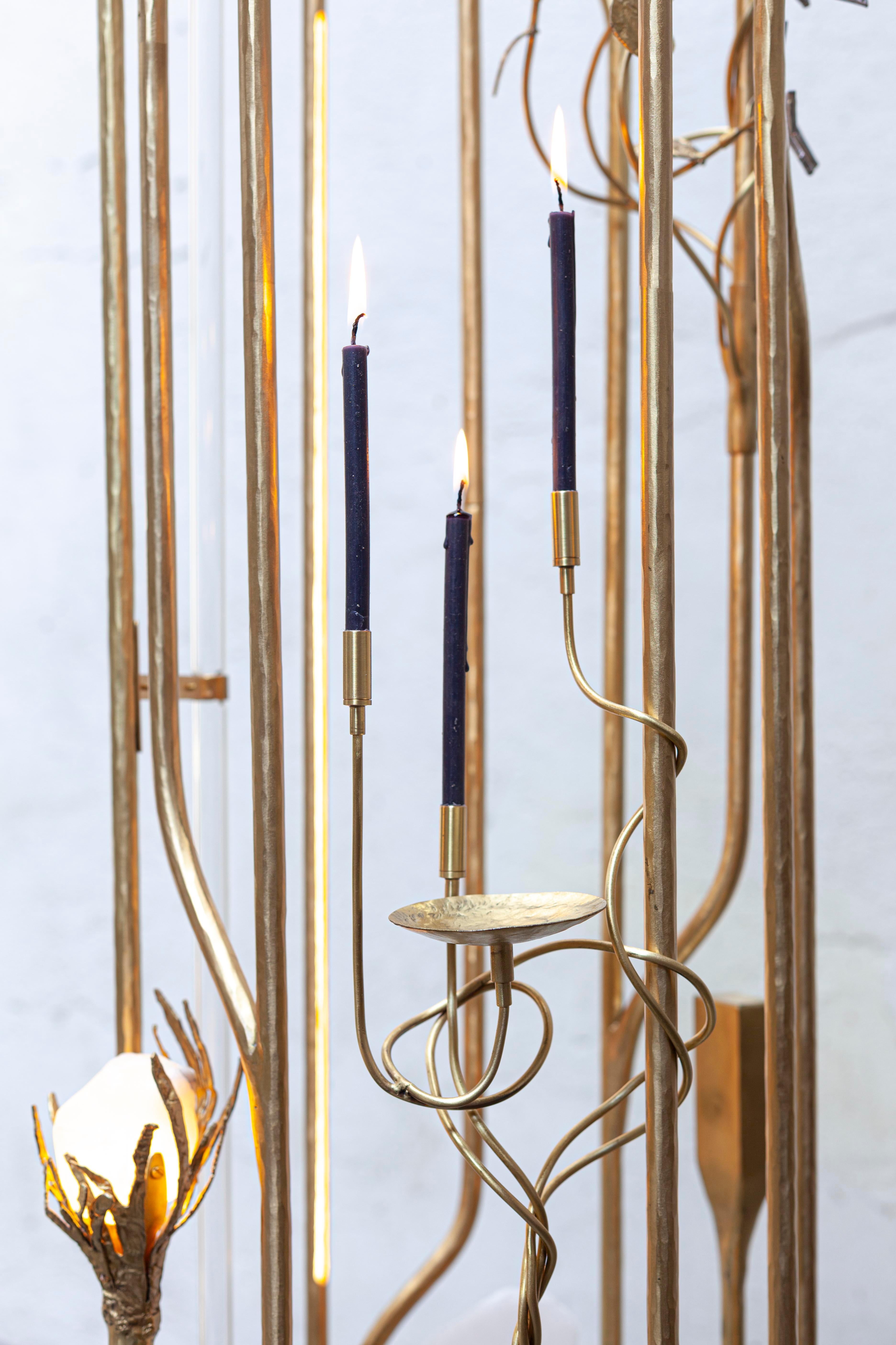Postmoderne Lampadaire contemporain en laiton doré et marbre inspiré des Médicis par Morghen Studio en vente