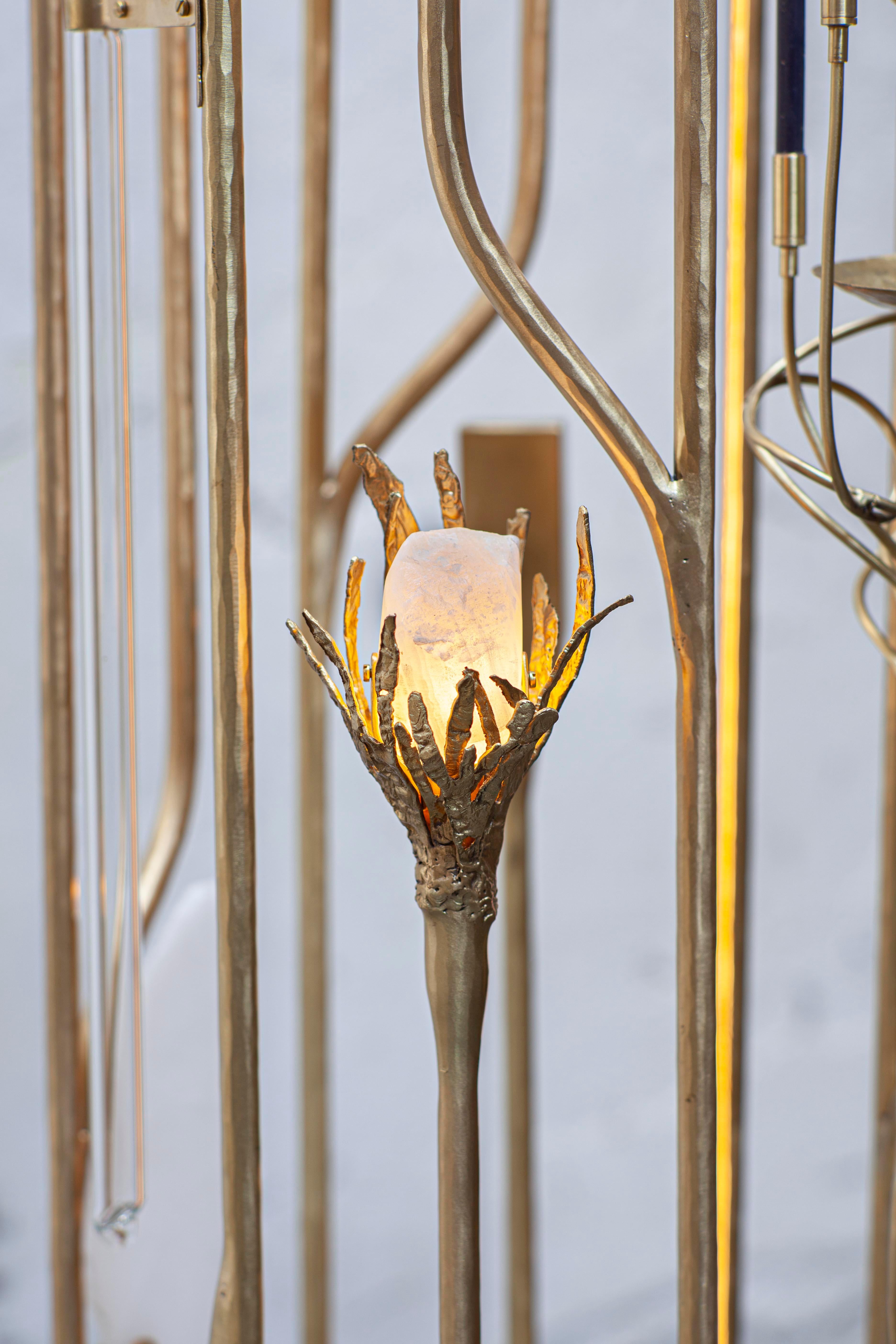 italien Lampadaire contemporain en laiton doré et marbre inspiré des Médicis par Morghen Studio en vente