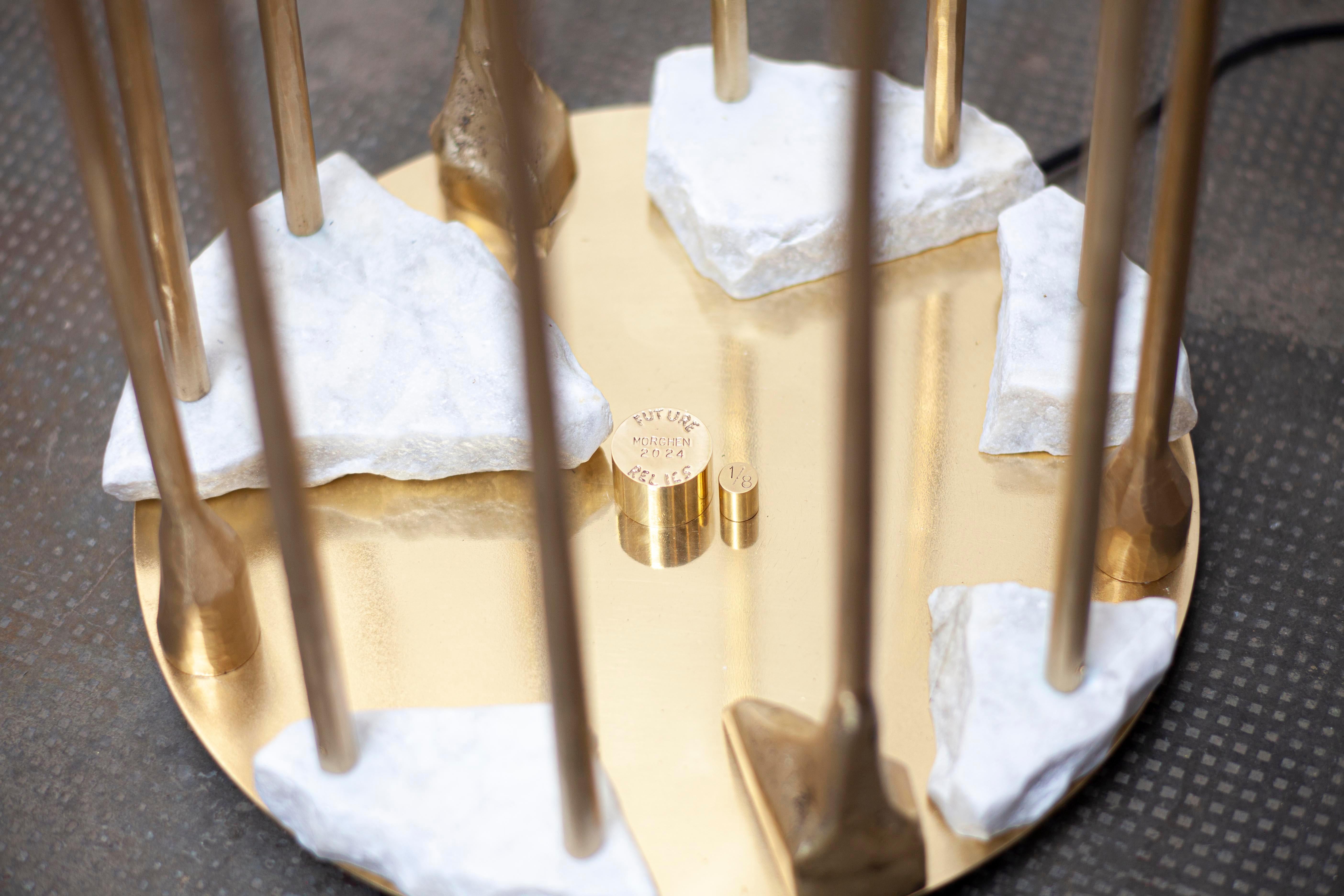 Laiton Lampadaire contemporain en laiton doré et marbre inspiré des Médicis par Morghen Studio en vente