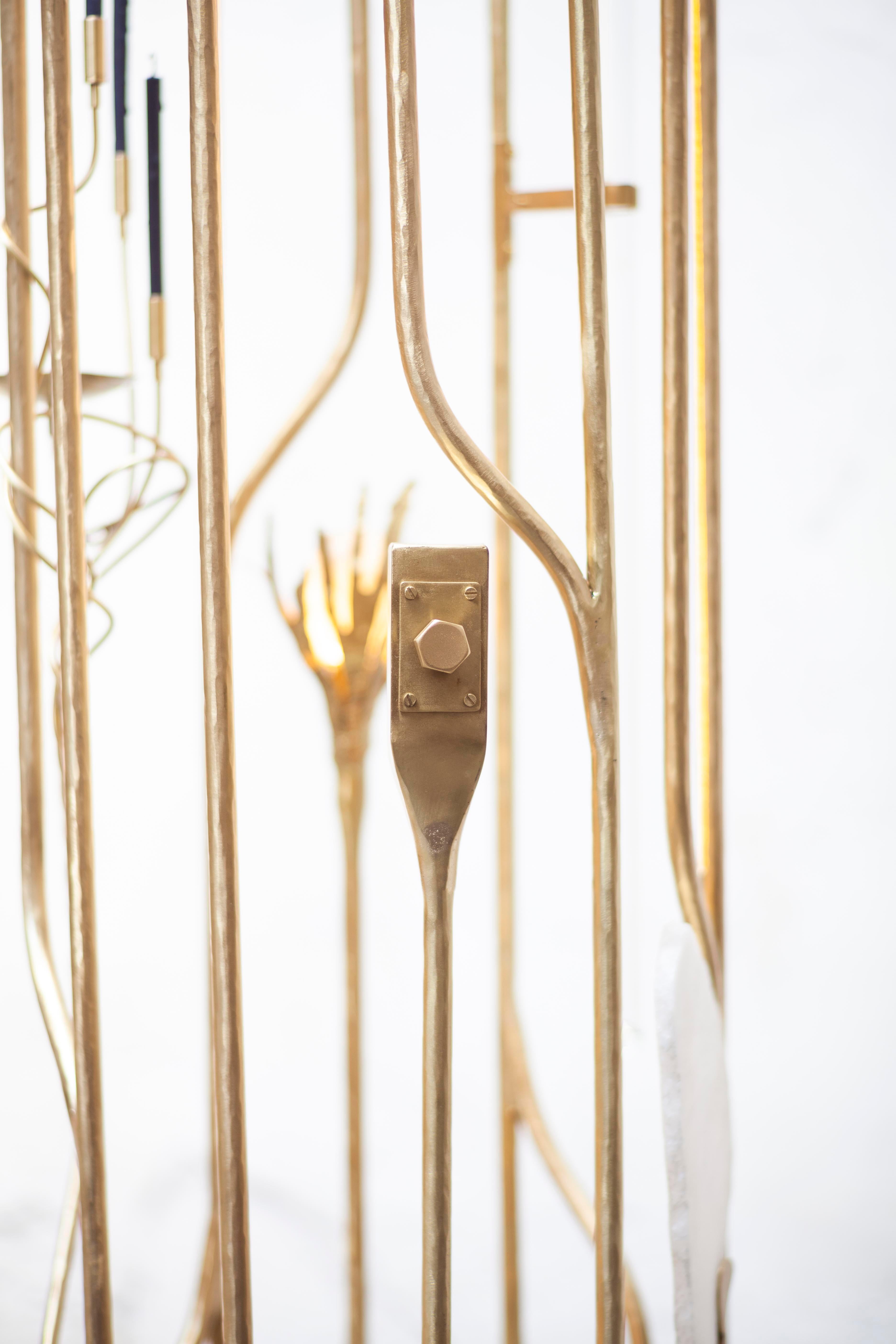 Lampadaire contemporain en laiton doré et marbre inspiré des Médicis par Morghen Studio en vente 1