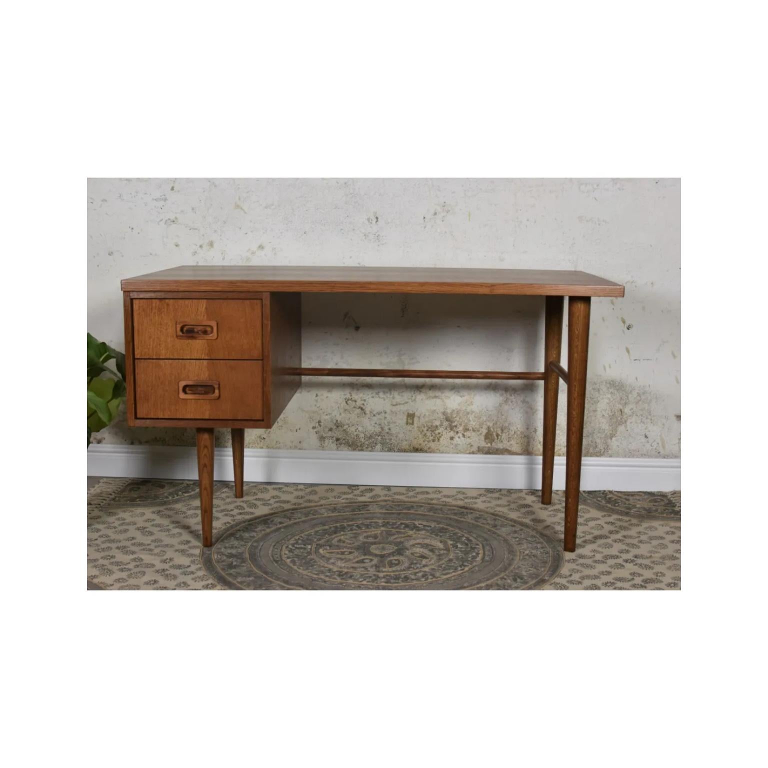 Past Medium Office Desk di Pastform
Dimensioni: D 70 x L 130 x H 76 cm.
Materiali: Legno colorato e verniciato.

Disponibile in diverse finiture di colore del legno: Whiskey, Rum, BPA, Nobel, Brandy, Schwarz, Dunkelbraun e Natura. Disponibile in tre