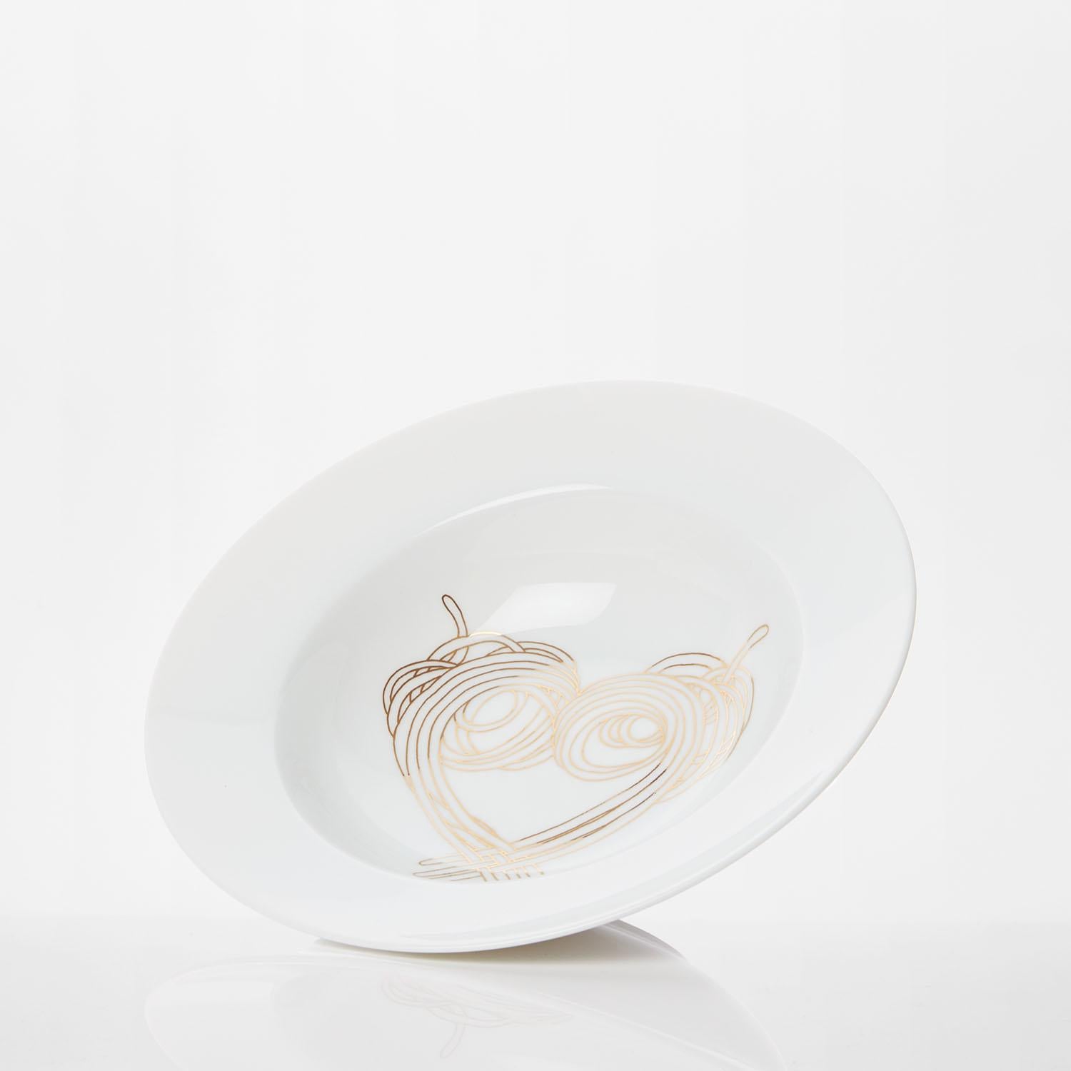 As an ode to Italy, a Milanese holidays memory, Maison Fragile launched a new creation of pasta bowl called “le Coeur de la Mamma”, symbolizing the generosity of the Italian gastronomy revisited by a young French artist Amélie Barnathan. 

Amélie