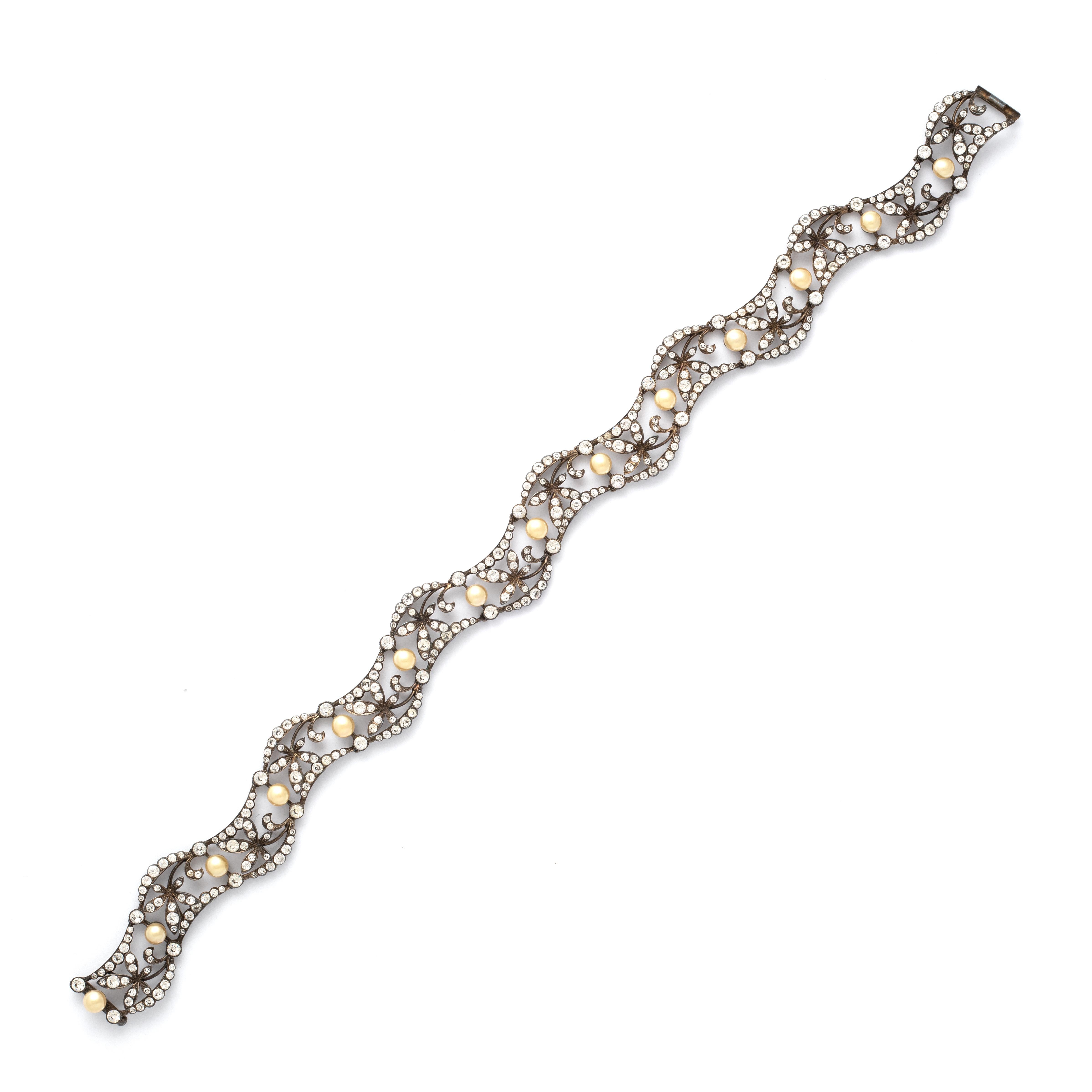 Paste Halsband. Falsche Perle und weiße Steine auf Silber.
Kann in ein Stirnband umgewandelt werden.
Bruttogewicht: 76,42 Gramm.