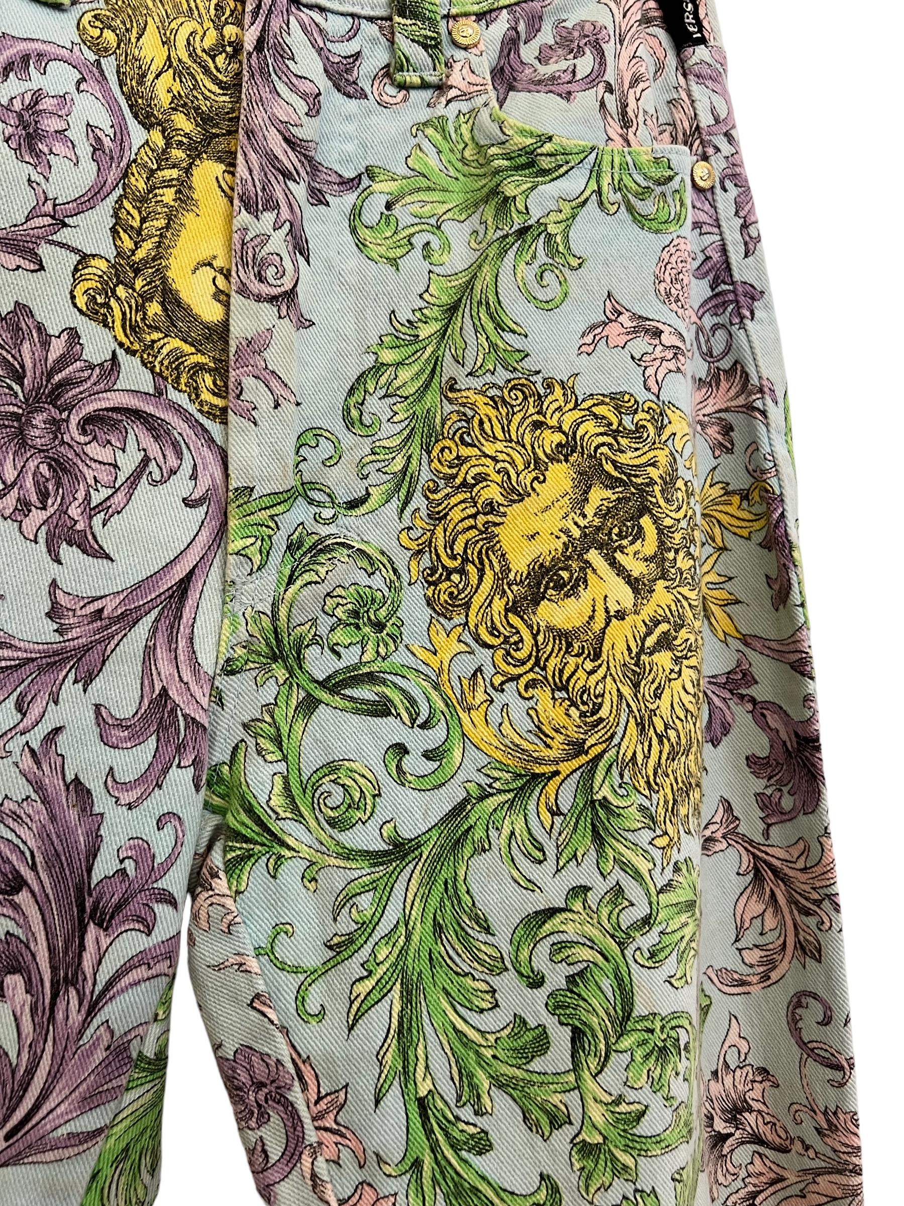 Icône des années 1990 Funky Vintage Gianni Versace Jeans Couture 'Pastel Baroque', jeans taille haute avec détails dorés célestes. 

FABRIQUÉ EN ITALIE  

Caractéristiques : 
Bouton / Fermeture à glissière
Design classique de poche x4 
Taille haute