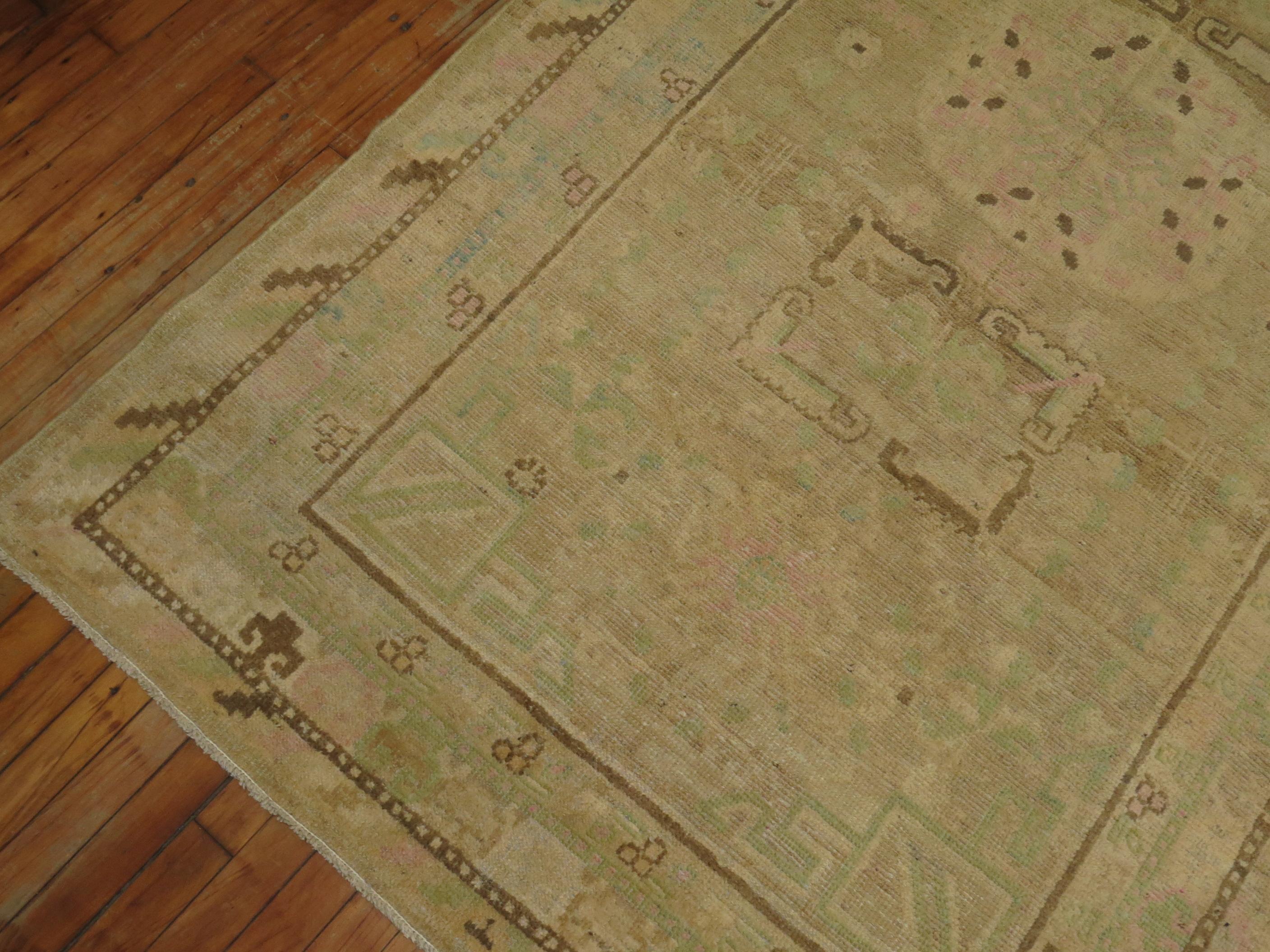 Pastellfarbener antiker Khotan-Teppich mit Kamel background im Angebot 2