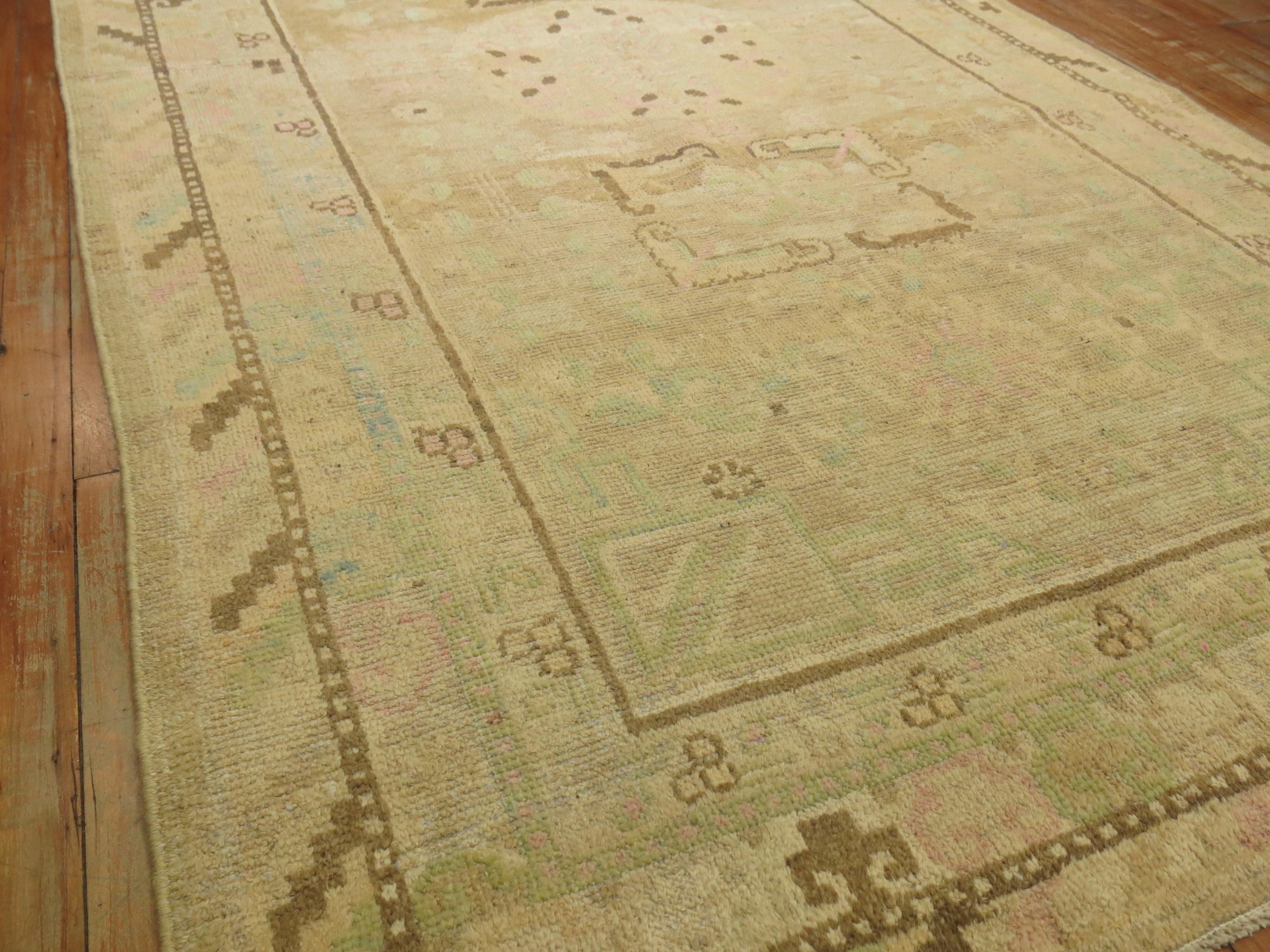 Pastellfarbener antiker Khotan-Teppich mit Kamel background im Angebot 4