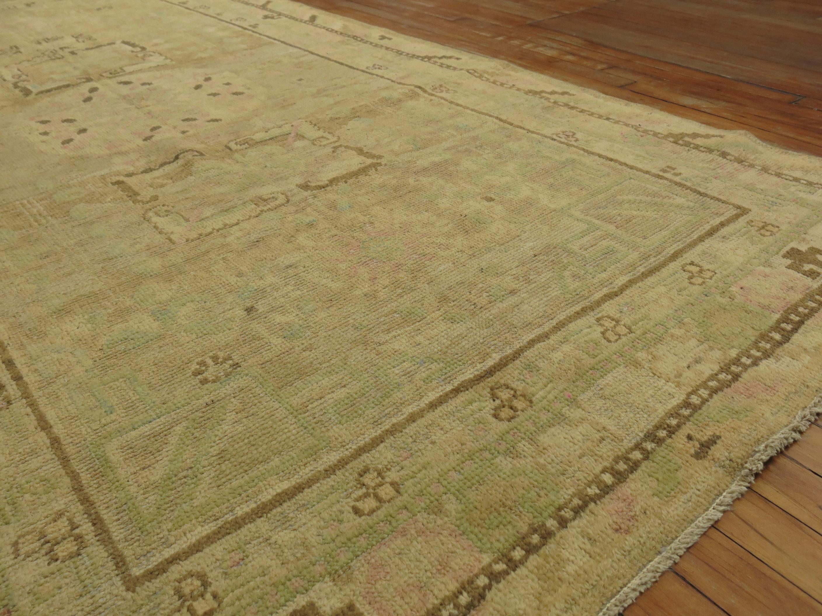 Pastellfarbener antiker Khotan-Teppich mit Kamel background im Angebot 5
