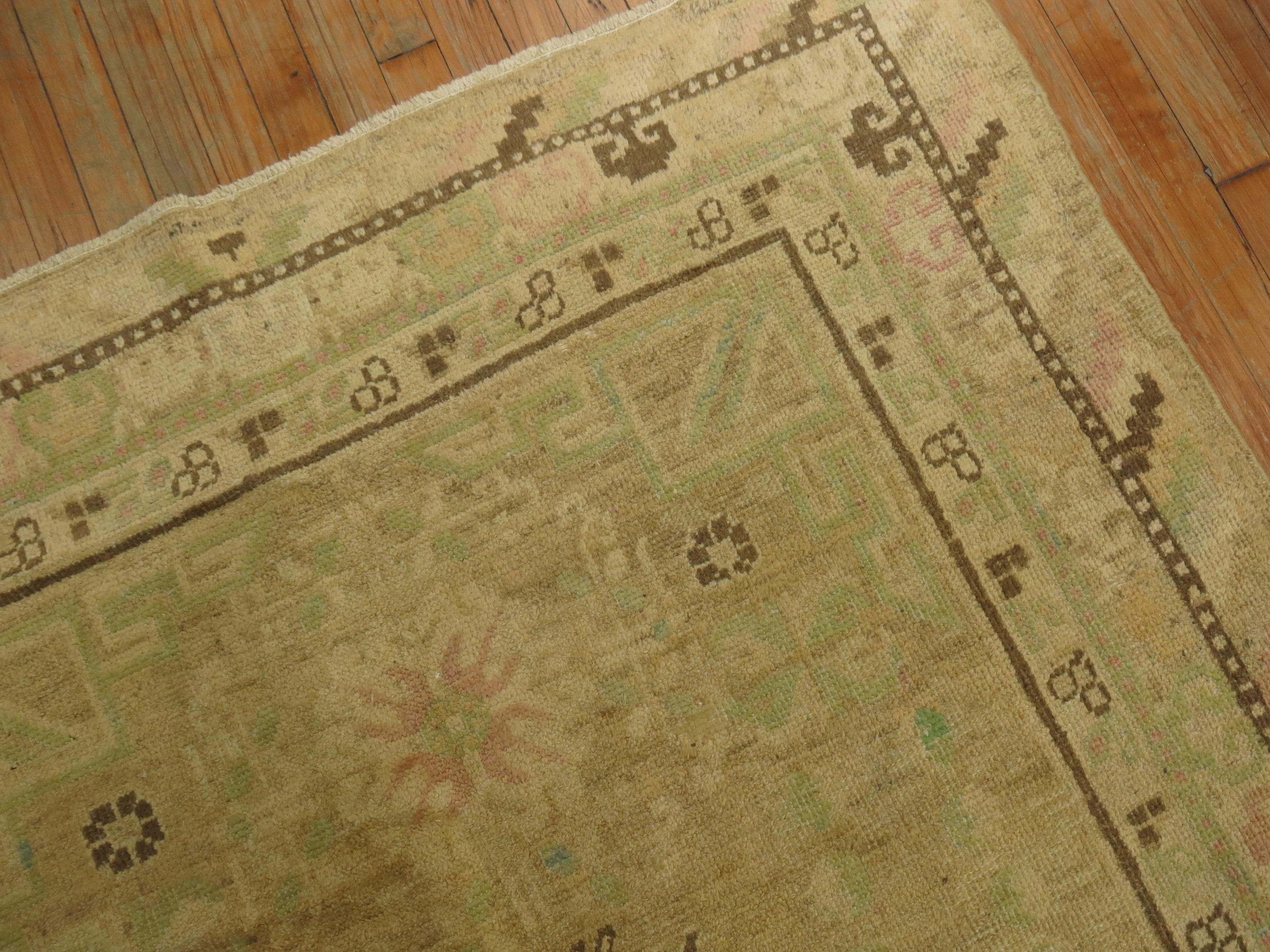 Pastellfarbener antiker Khotan-Teppich mit Kamel background im Angebot 6
