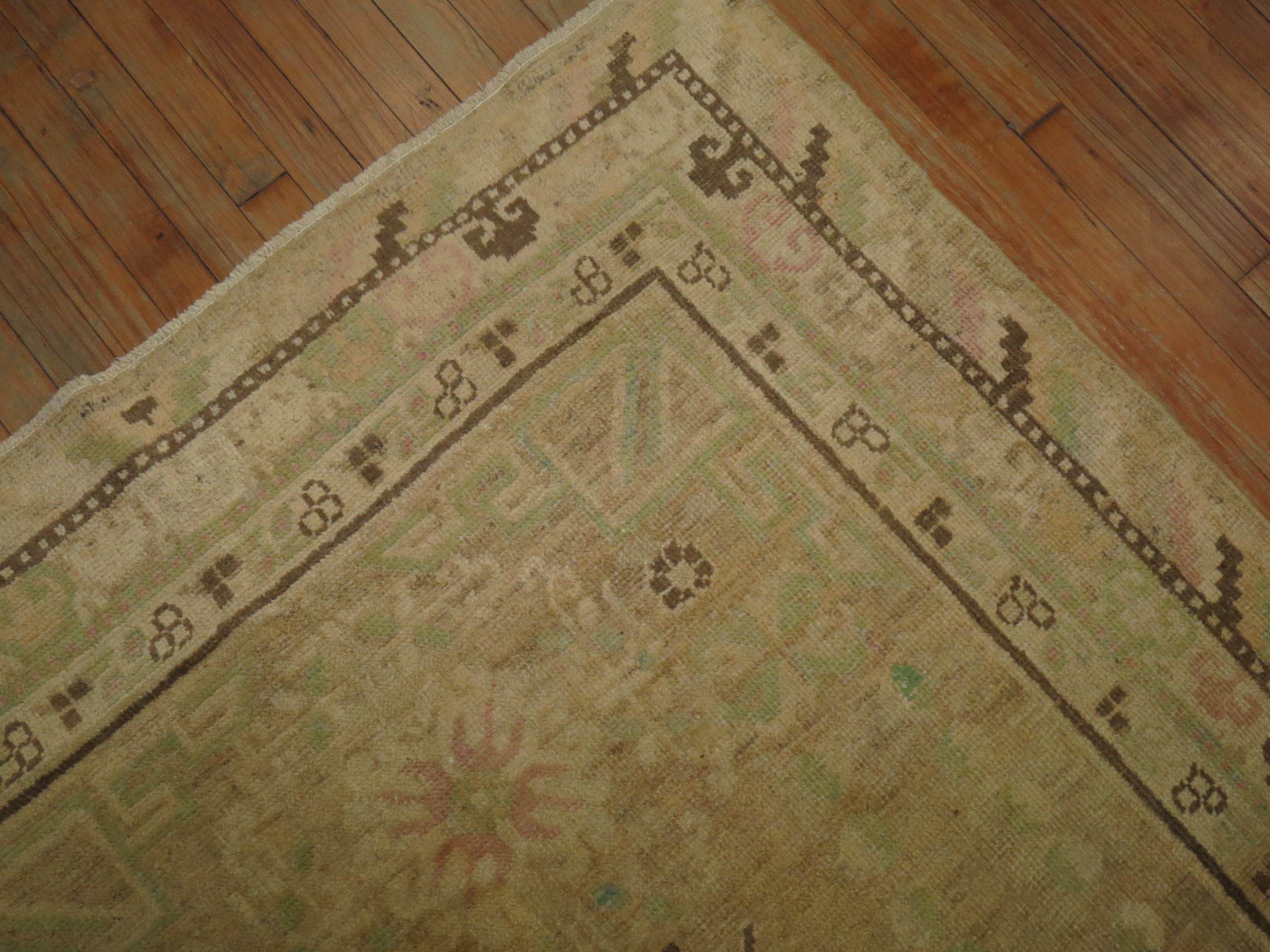Pastellfarbener antiker Khotan-Teppich mit Kamel background (Wolle) im Angebot
