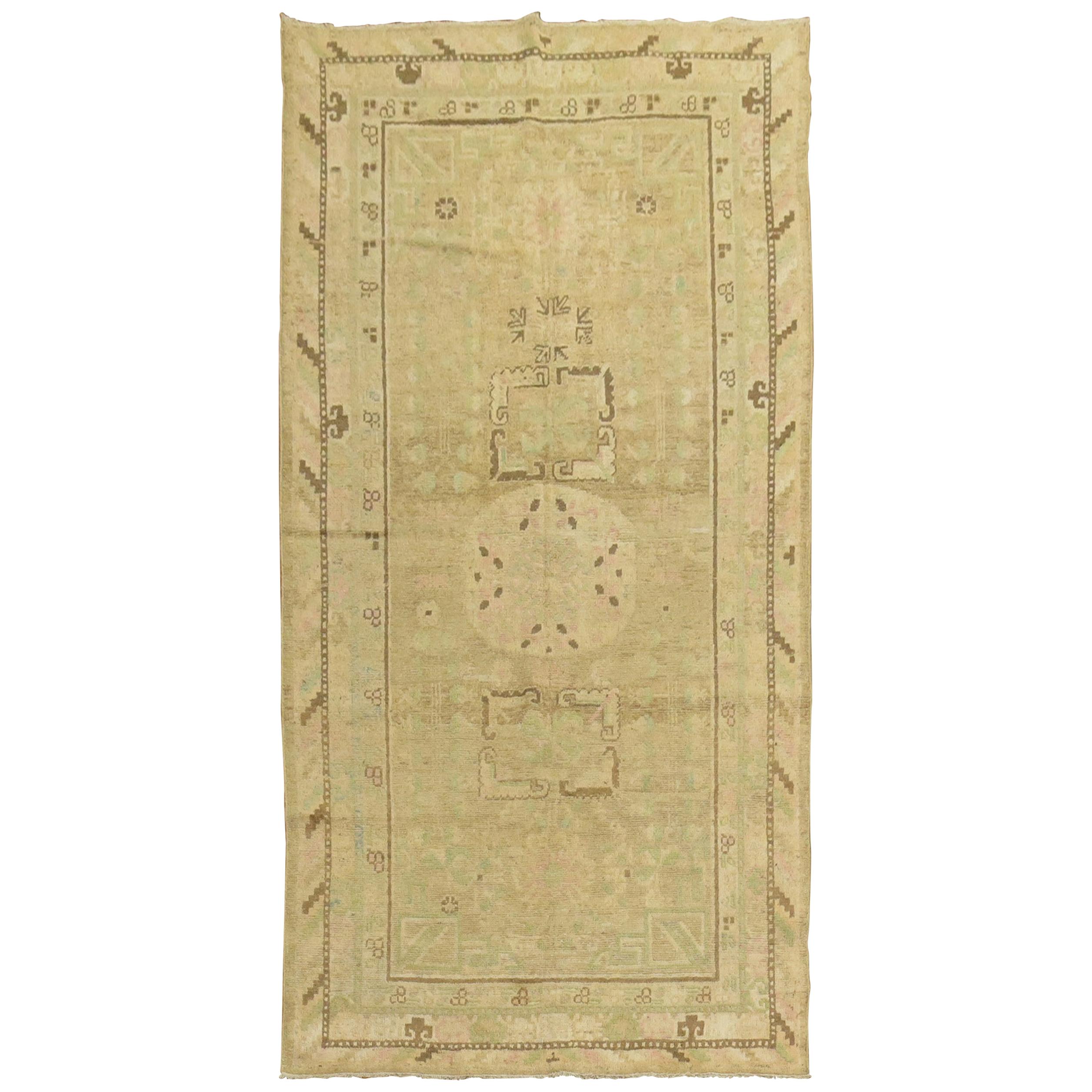 Pastellfarbener antiker Khotan-Teppich mit Kamel background