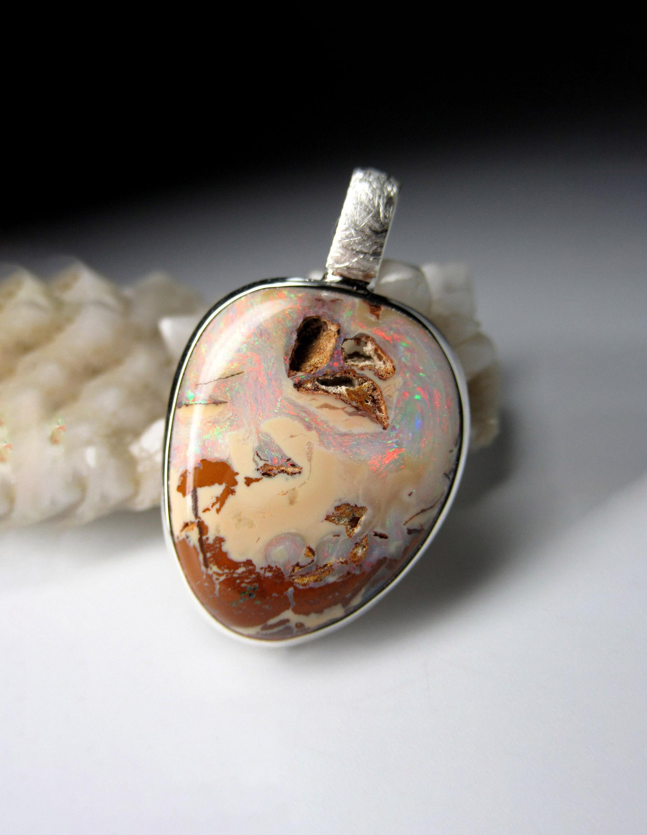 Ciondolo in argento con opale Boulder naturale 
origine della gemma - Australia
Misure dell'opale - 0,12 x 0,79 x 1,02 in / 3 x 20 x 26 mm
peso dell'opale - 20.36 carati
lunghezza del ciondolo - 1,46 in / 37 mm
ciondolo  peso - 6,77 grammi