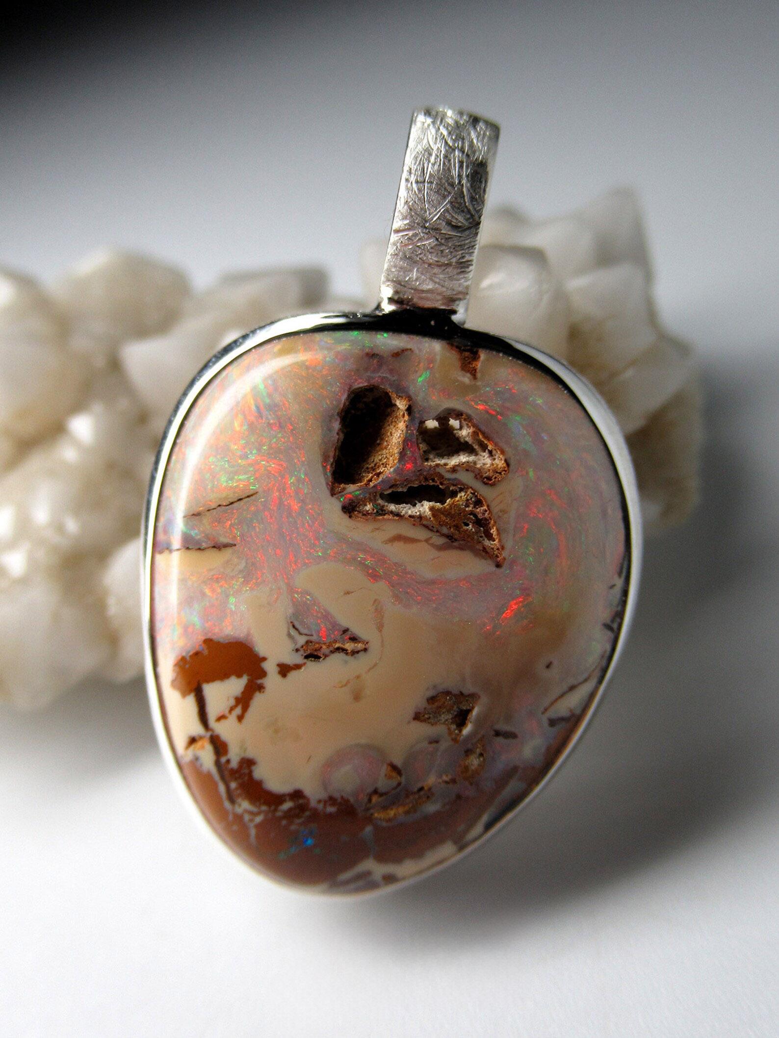 Artigiano Ciondolo d'argento Boulder opale pastello Opale australiano naturale Regalo di gioielli unisex in vendita