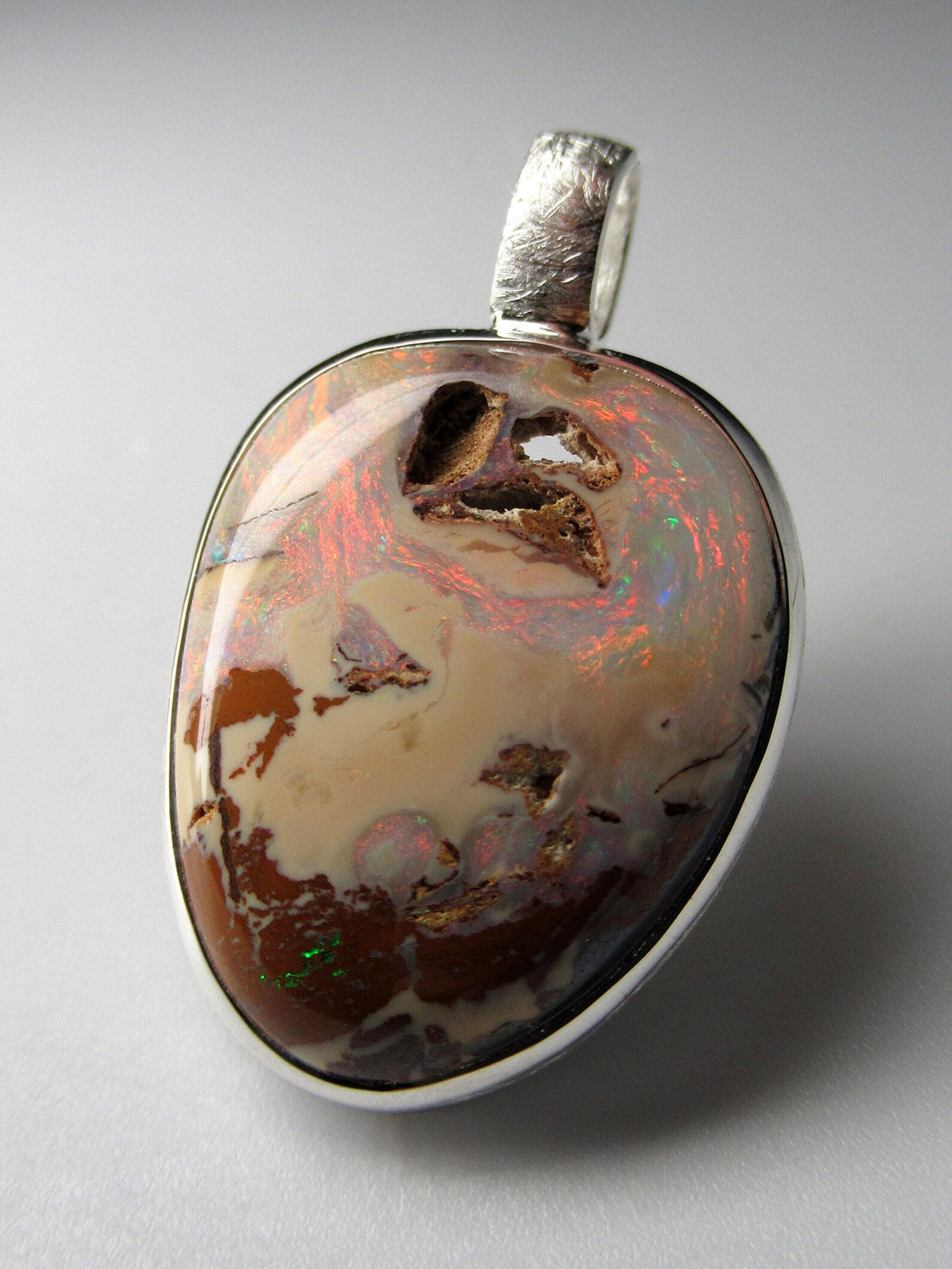 Ciondolo d'argento Boulder opale pastello Opale australiano naturale Regalo di gioielli unisex in vendita 2