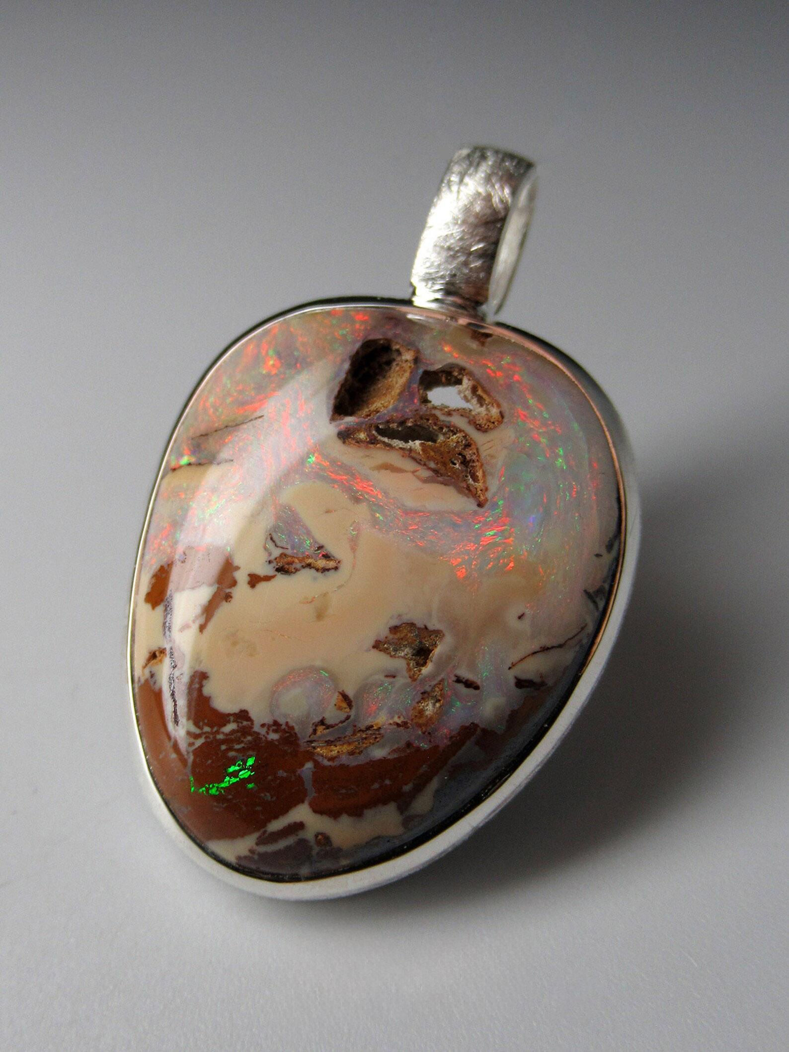 Ciondolo d'argento Boulder opale pastello Opale australiano naturale Regalo di gioielli unisex in vendita 3