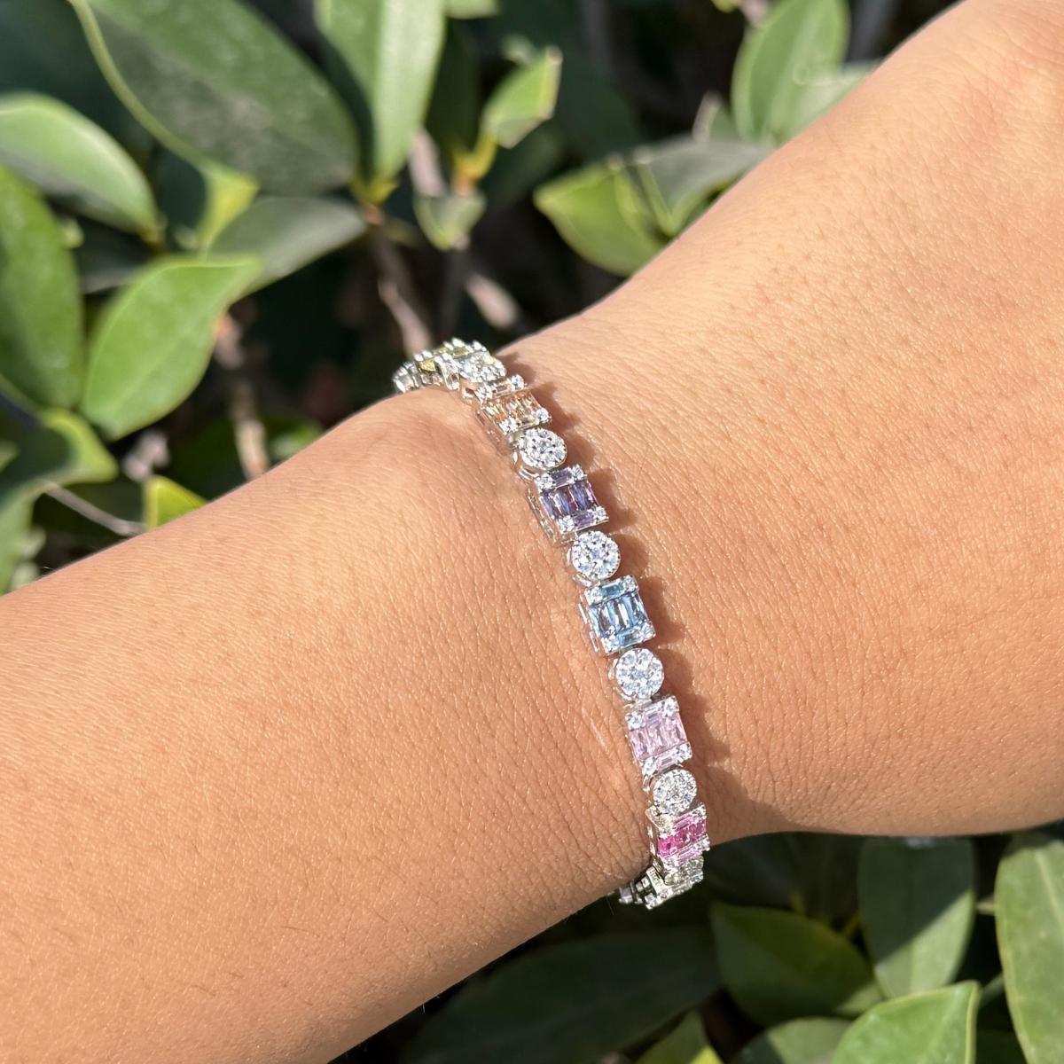 Bracelet de tennis en zircon de couleur pastel en argent sterling. Vous aurez besoin d'un bracelet de tennis pour mettre en valeur votre look. Chaque pièce comporte d'éblouissantes pierres en zircon cubique, réputées pour leur éclat et leur clarté,