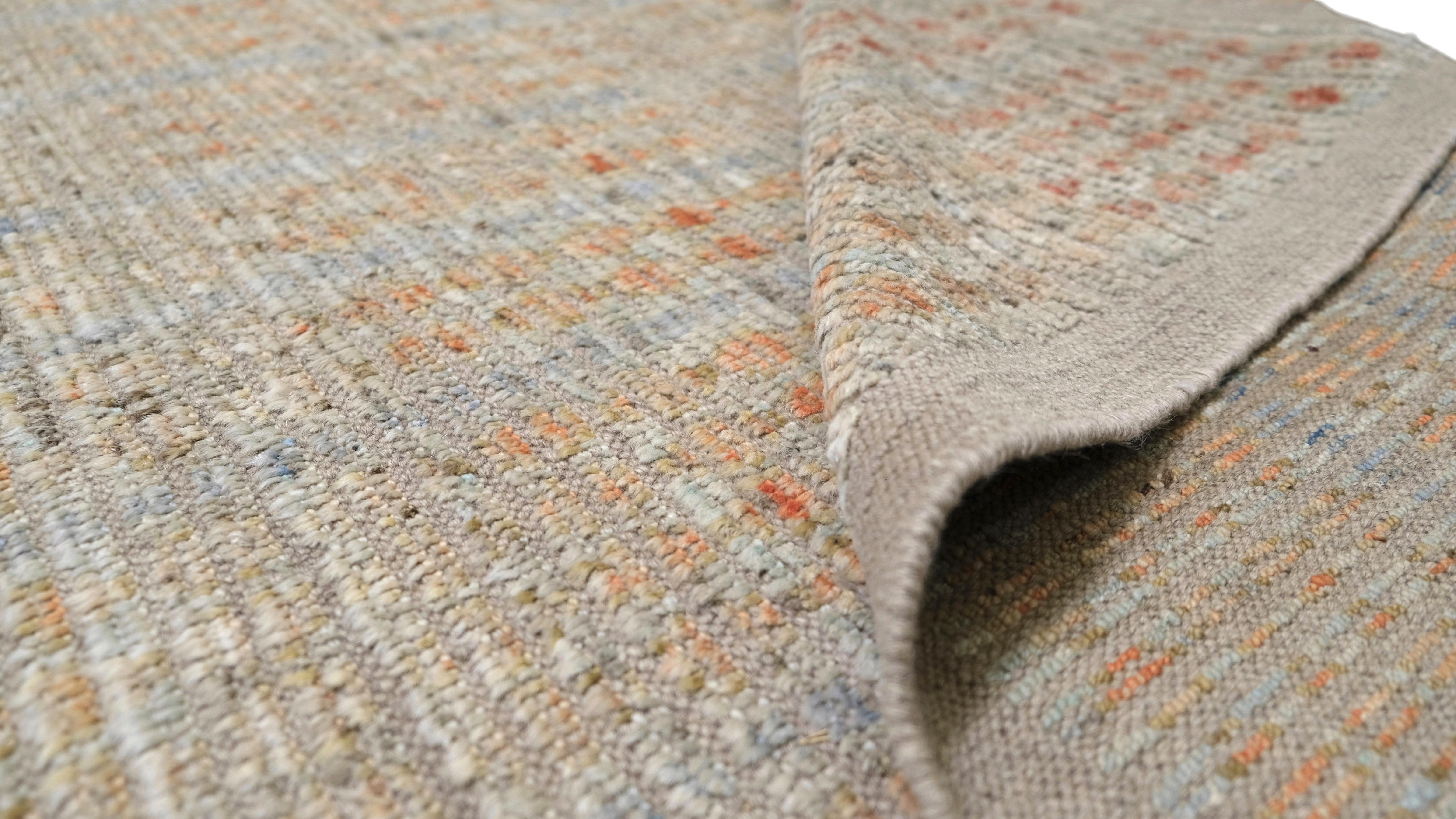 Infondi nella tua casa la morbida eleganza di questo tappeto in lana annodato a mano. Caratterizzato da una palette di sfumature pastello con delicate strisce verticali e motivi geometrici, questo tappeto crea un ambiente tranquillo ma sofisticato.