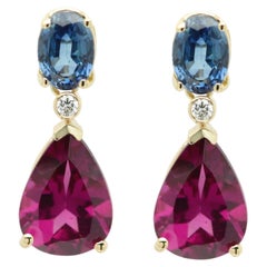 Orecchini pendenti carinissimi in tonalità pastello, in oro massiccio 14k con rodolite rossa e zaffiro blu