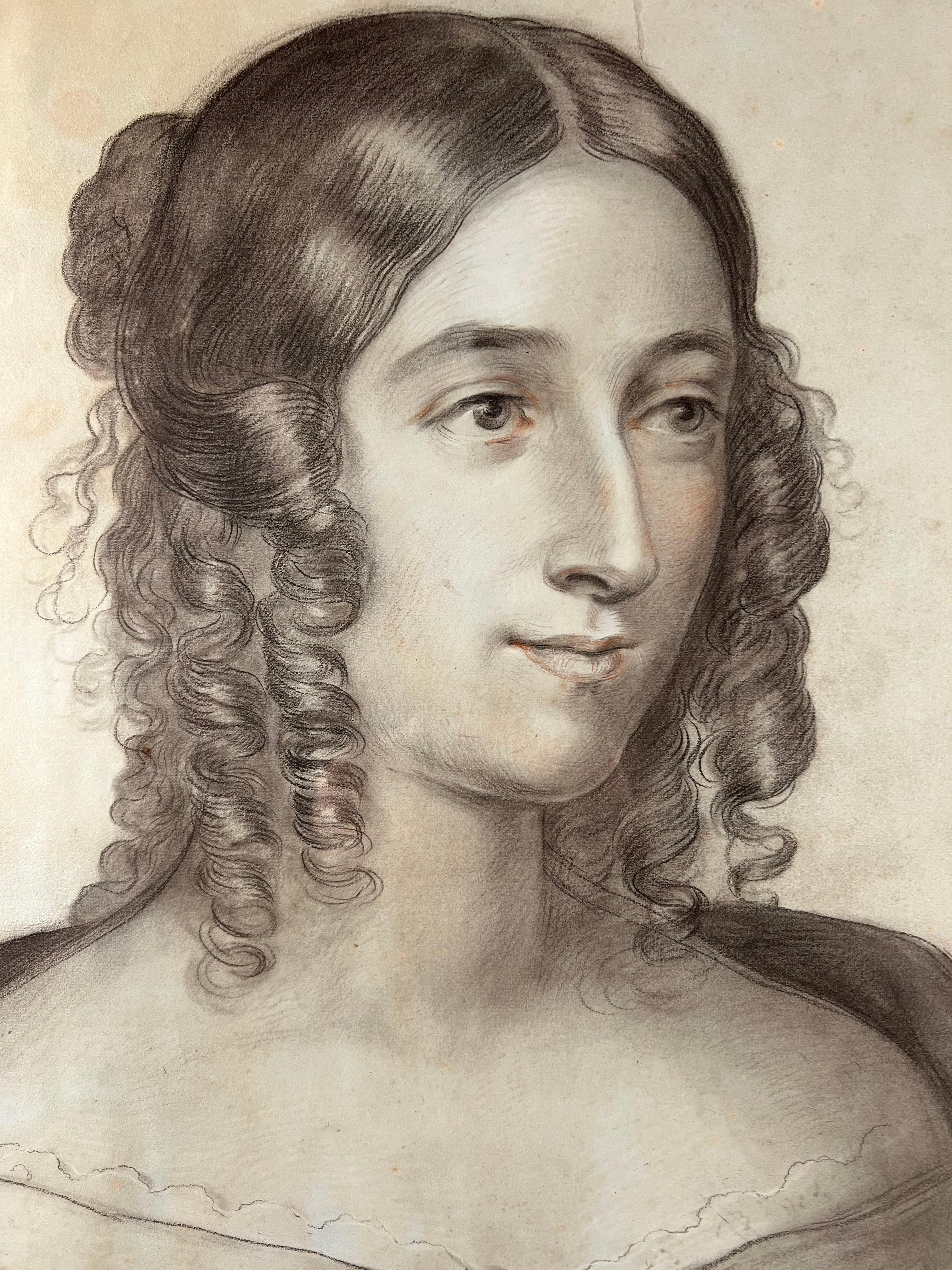 Diese faszinierende Pastellzeichnung auf Papier stellt ein junges Mädchen aus dem frühen 19. Jahrhundert dar. Ihr unverwechselbarer, durchdringender Blick ist eindringlich, die zarten und komplizierten Details ihres Kleides und ihrer Haare sind