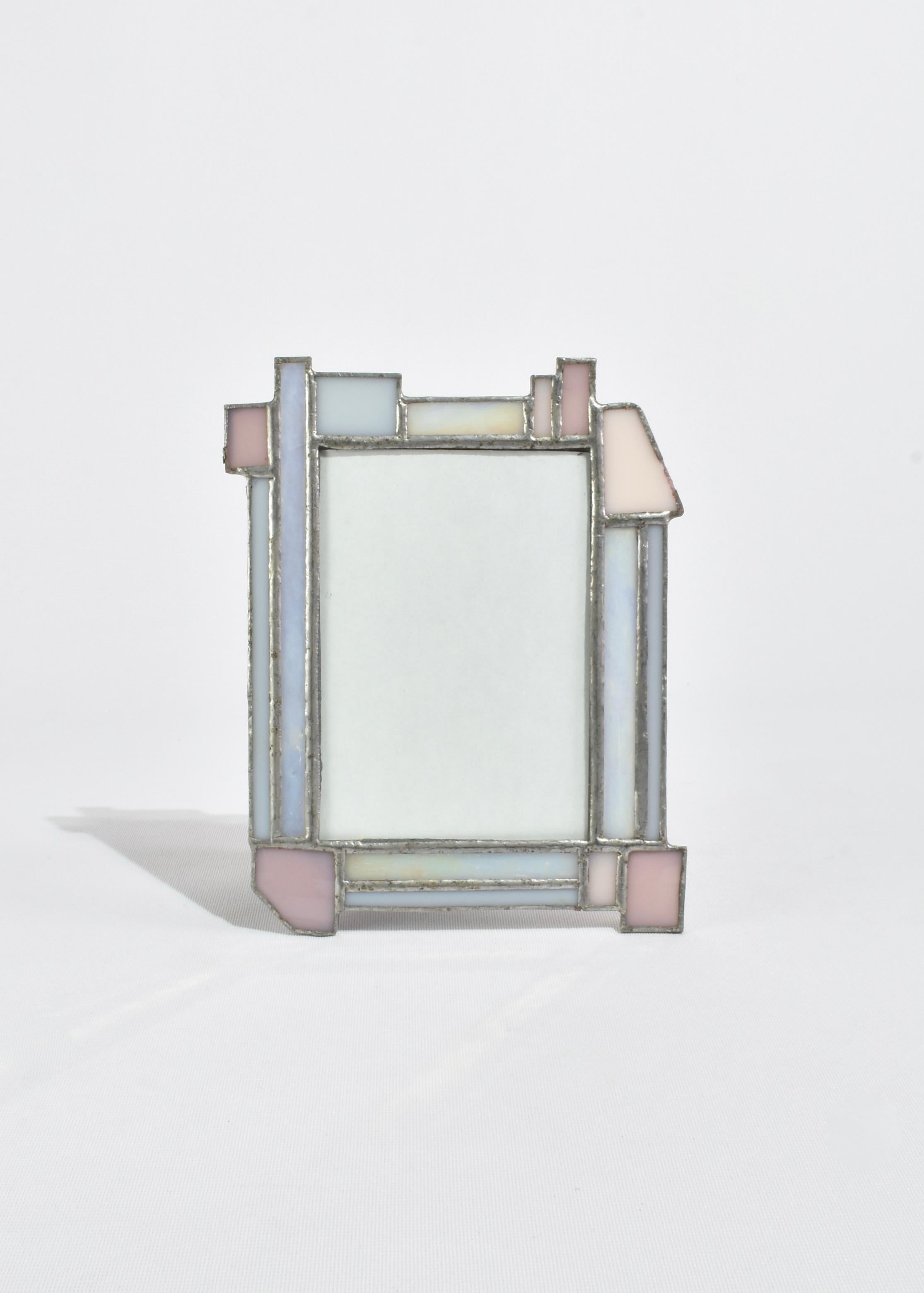 Handgefertigter Vintage-Bilderrahmen aus rosafarbenem und lilafarbenem Buntglas. Der Rahmen hat auf der Rückseite eine Öffnung, in die ein Foto hineingeschoben werden kann (für ein 3,5