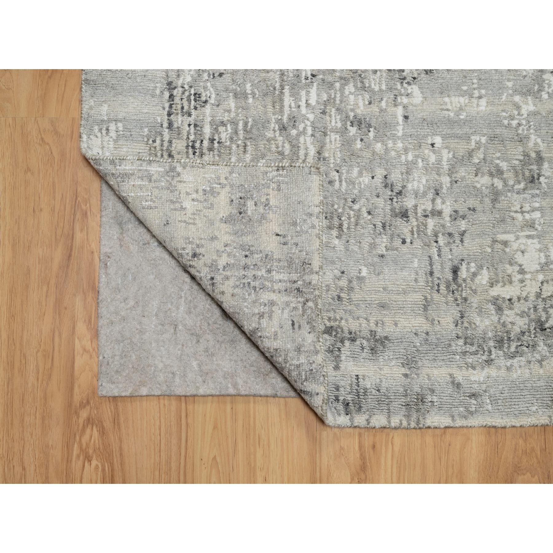 Handgeknüpfter, pastellgrauer und unbefärbter Orientteppich aus reiner Wolle, modernes Design XL Läufer (Moderne) im Angebot