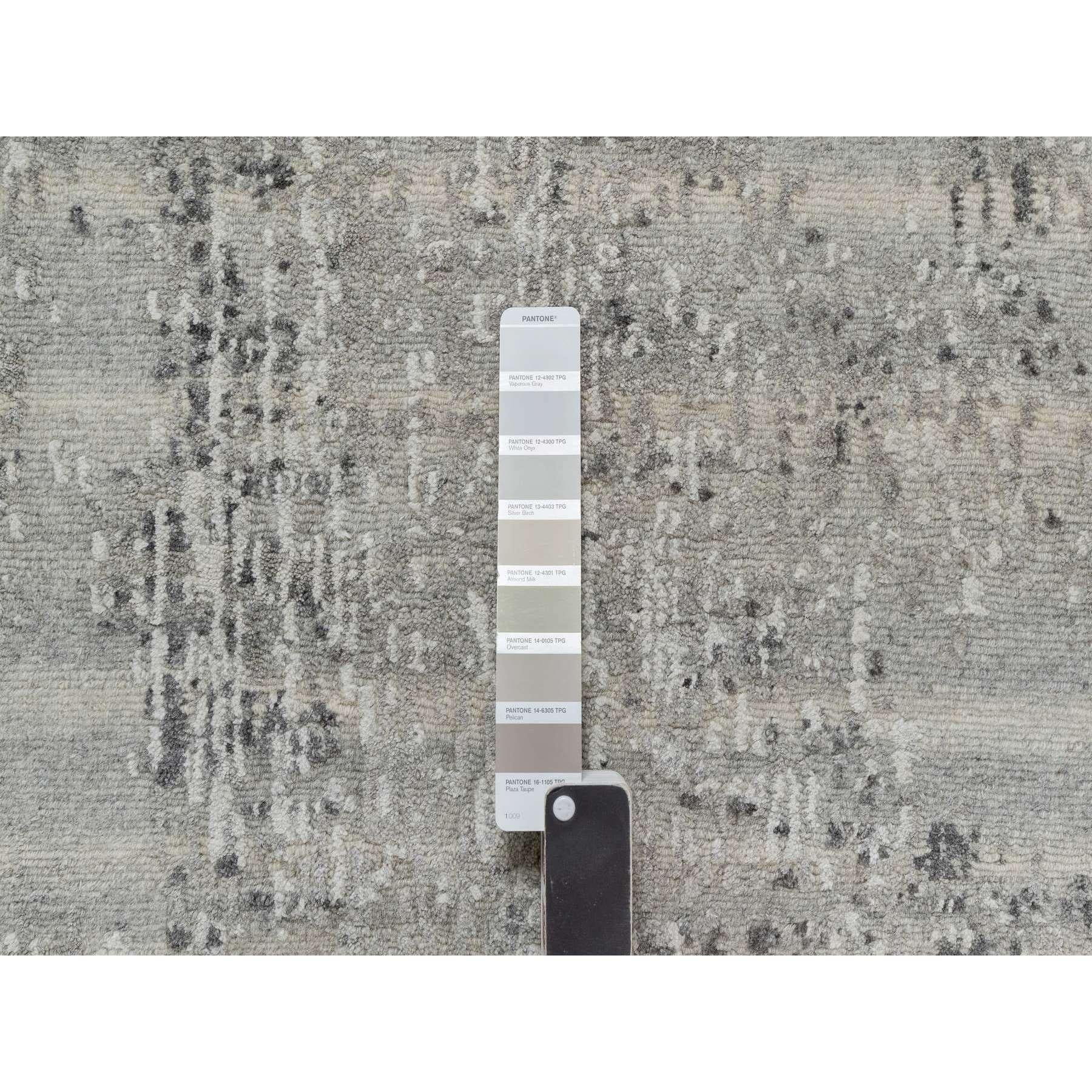 Handgeknüpfter, pastellgrauer und unbefärbter Orientteppich aus reiner Wolle, modernes Design XL Läufer (Indisch) im Angebot