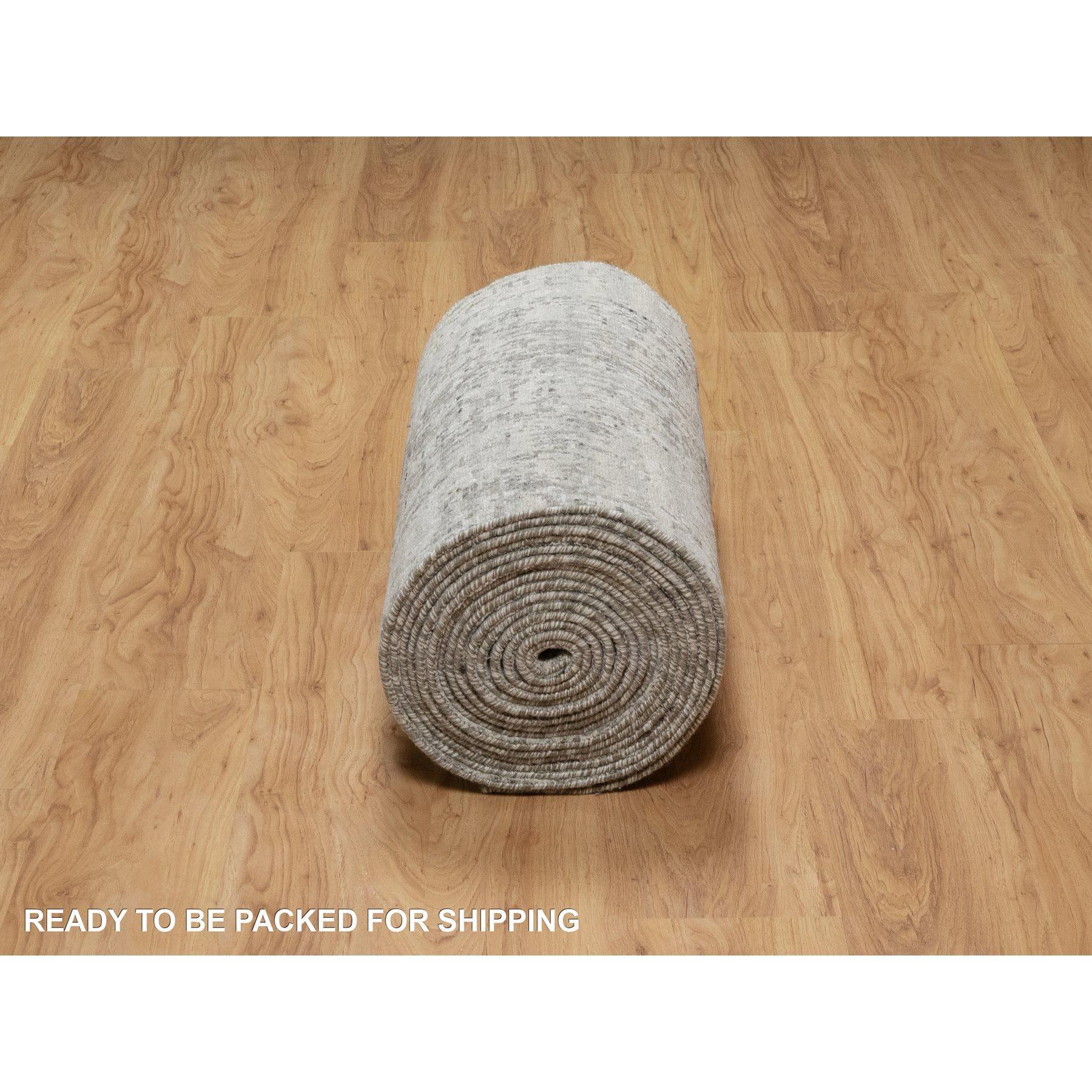 Handgeknüpfter, pastellgrauer und unbefärbter Orientteppich aus reiner Wolle, modernes Design XL Läufer (21. Jahrhundert und zeitgenössisch) im Angebot