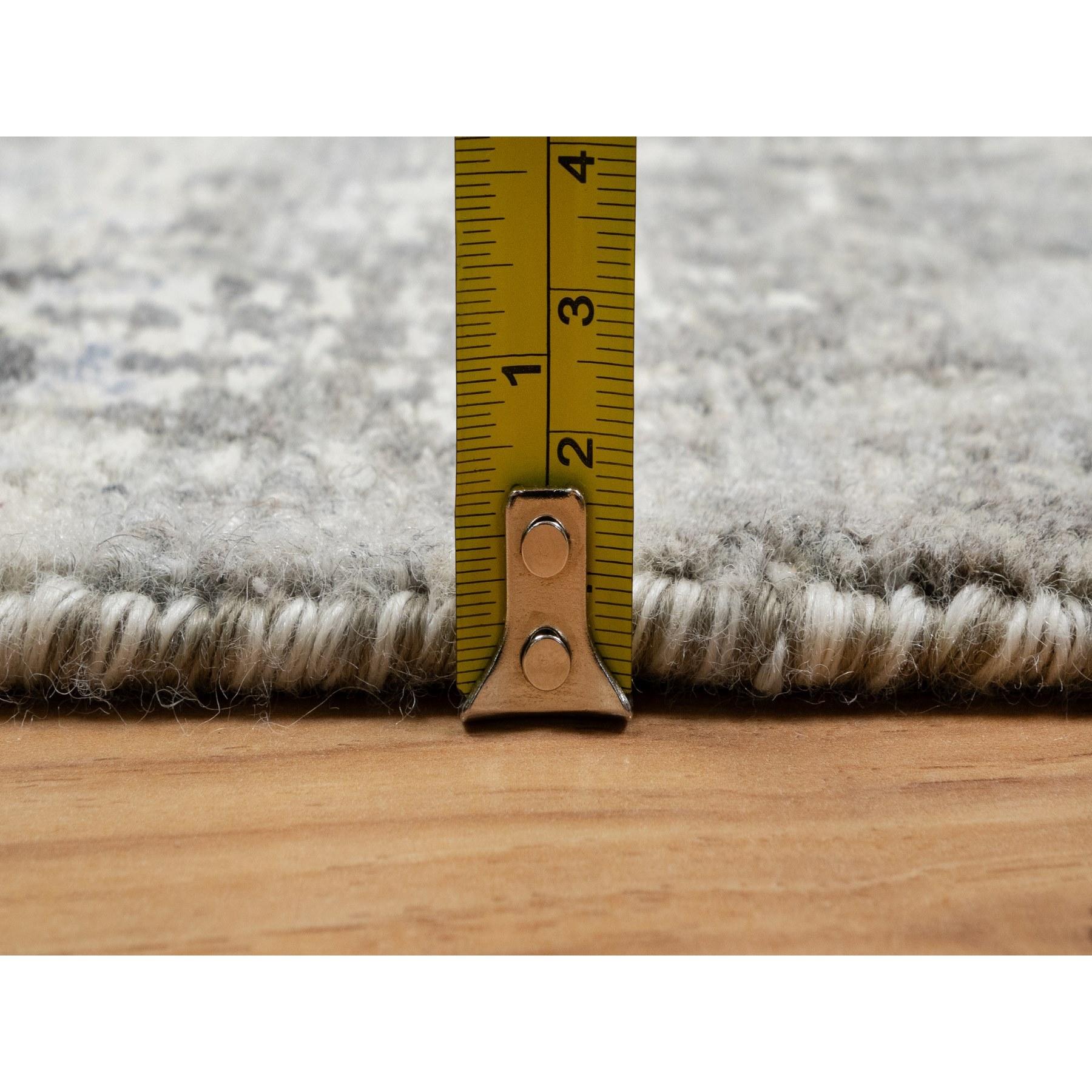 Handgeknüpfter, pastellgrauer und unbefärbter Orientteppich aus reiner Wolle, modernes Design XL Läufer im Angebot 1