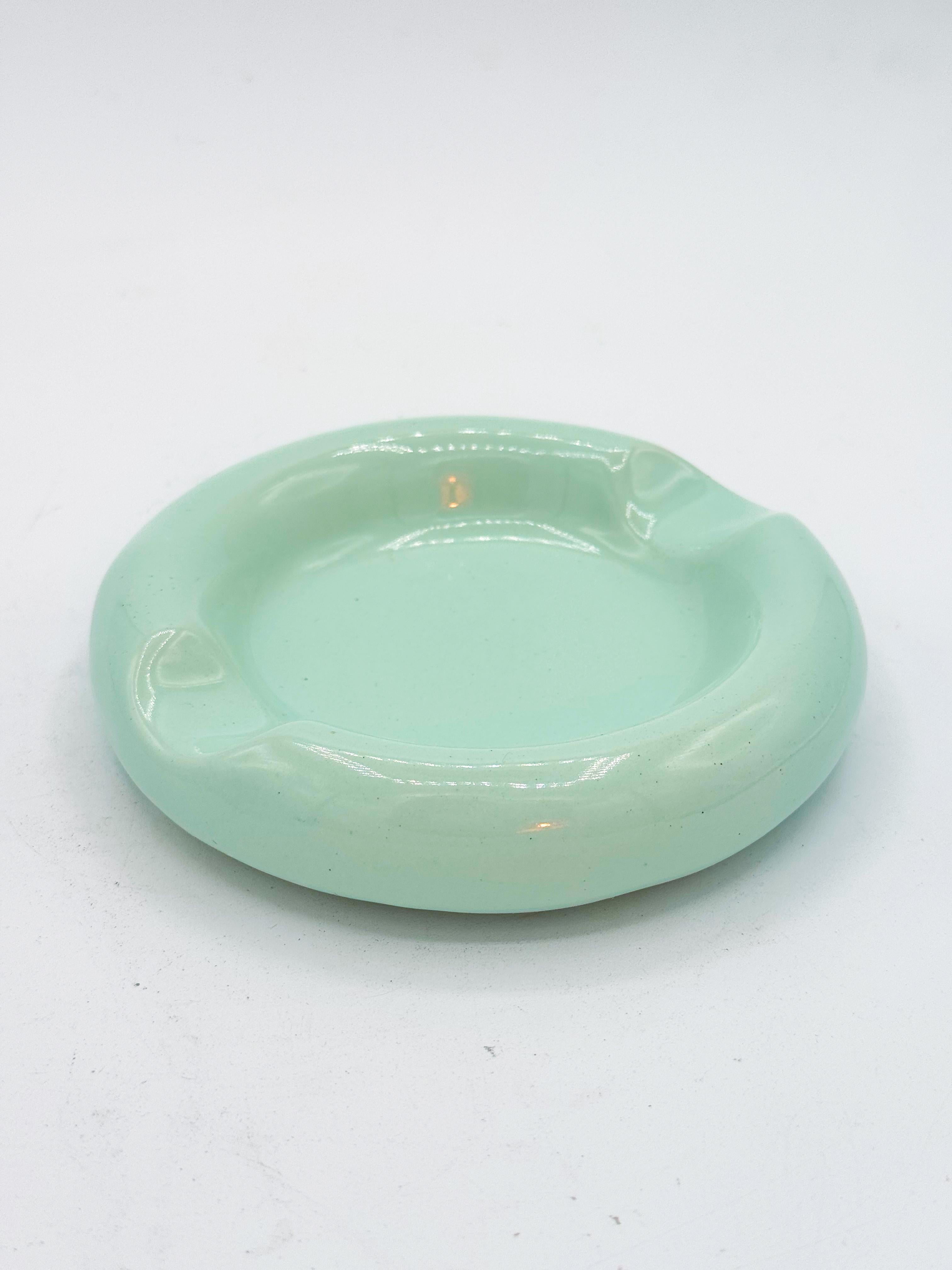 Cenicero de cerámica verde pastel azul, diseño postmoderno años 80 en Bueno estado para la venta en Toronto, CA