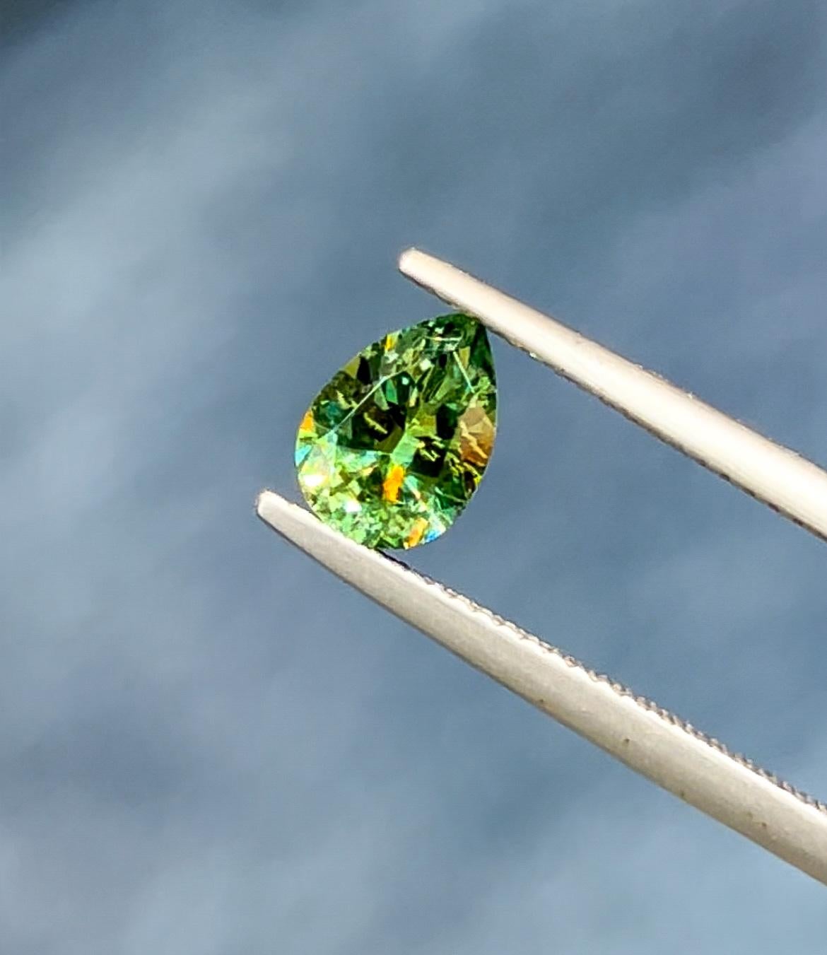 Russe Empire grenat démantoïde naturel vert pastel de Russie en forme de poire de 1,14 carat en vente
