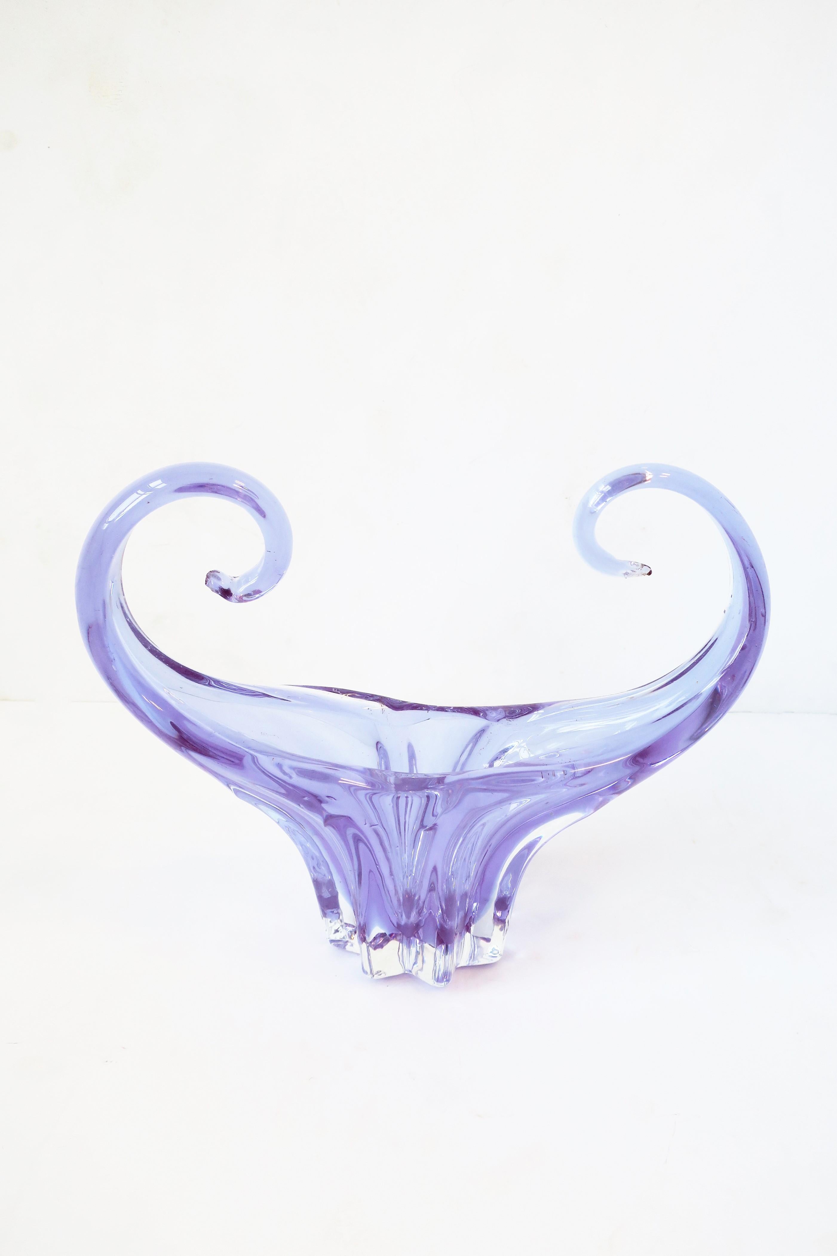 Pastel Lavender Purple Art Glass Bowl In Good Condition For Sale In New York, NY