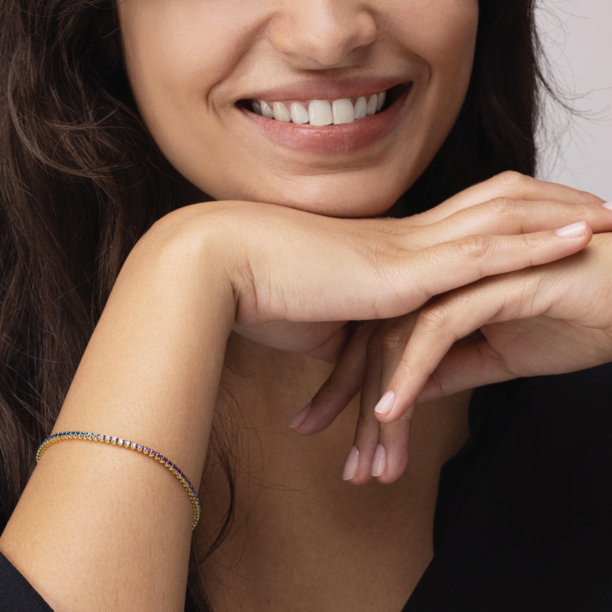 Collezione Alex Jona, bracciale in oro giallo 18 carati con zaffiri multicolore per un totale di 2,10 carati.

I gioielli Alex Jona si distinguono non solo per il loro design particolare e per l'eccellente qualità delle pietre preziose, ma anche per