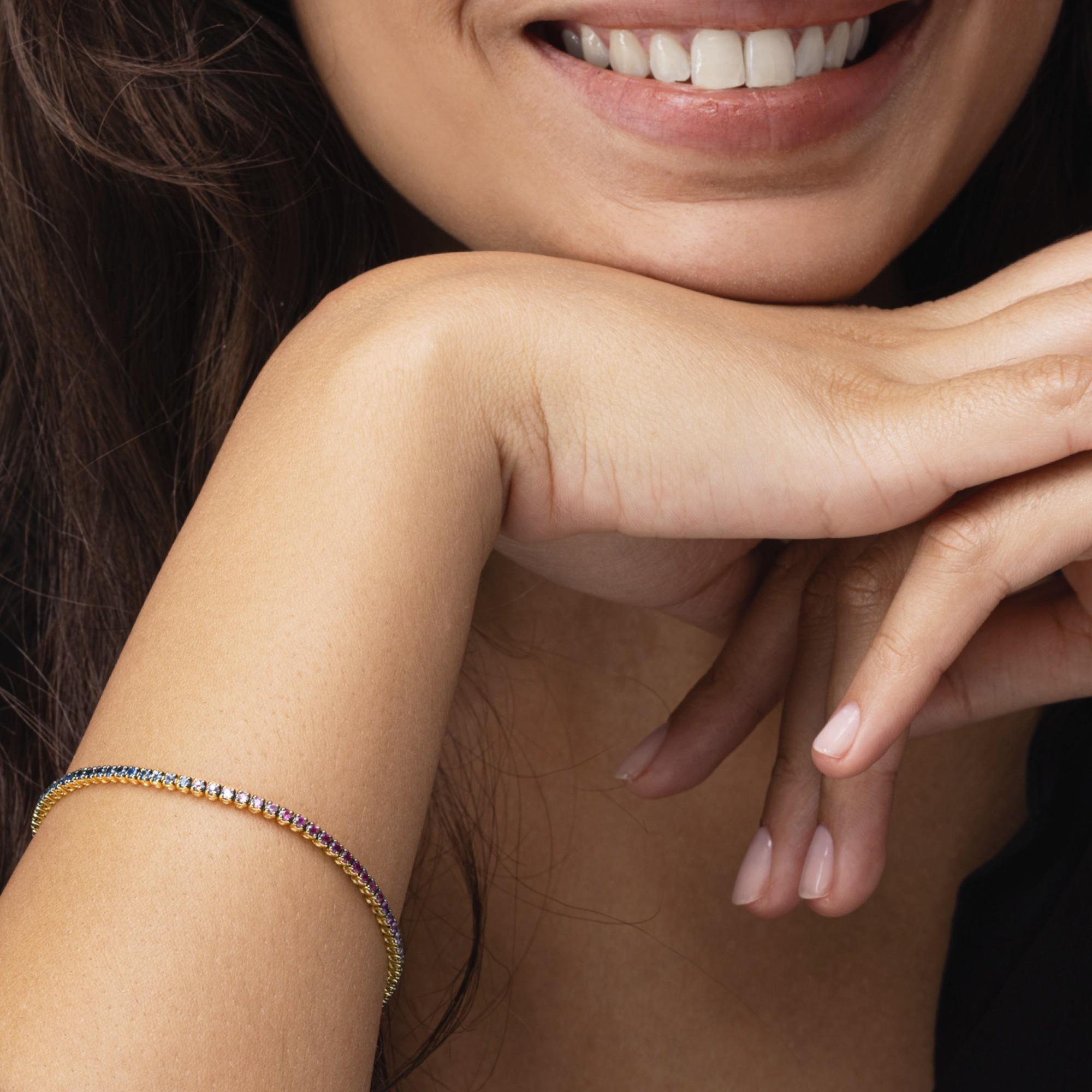 Bracciale in oro giallo 18 carati con zaffiro multicolore pastello in vendita 1