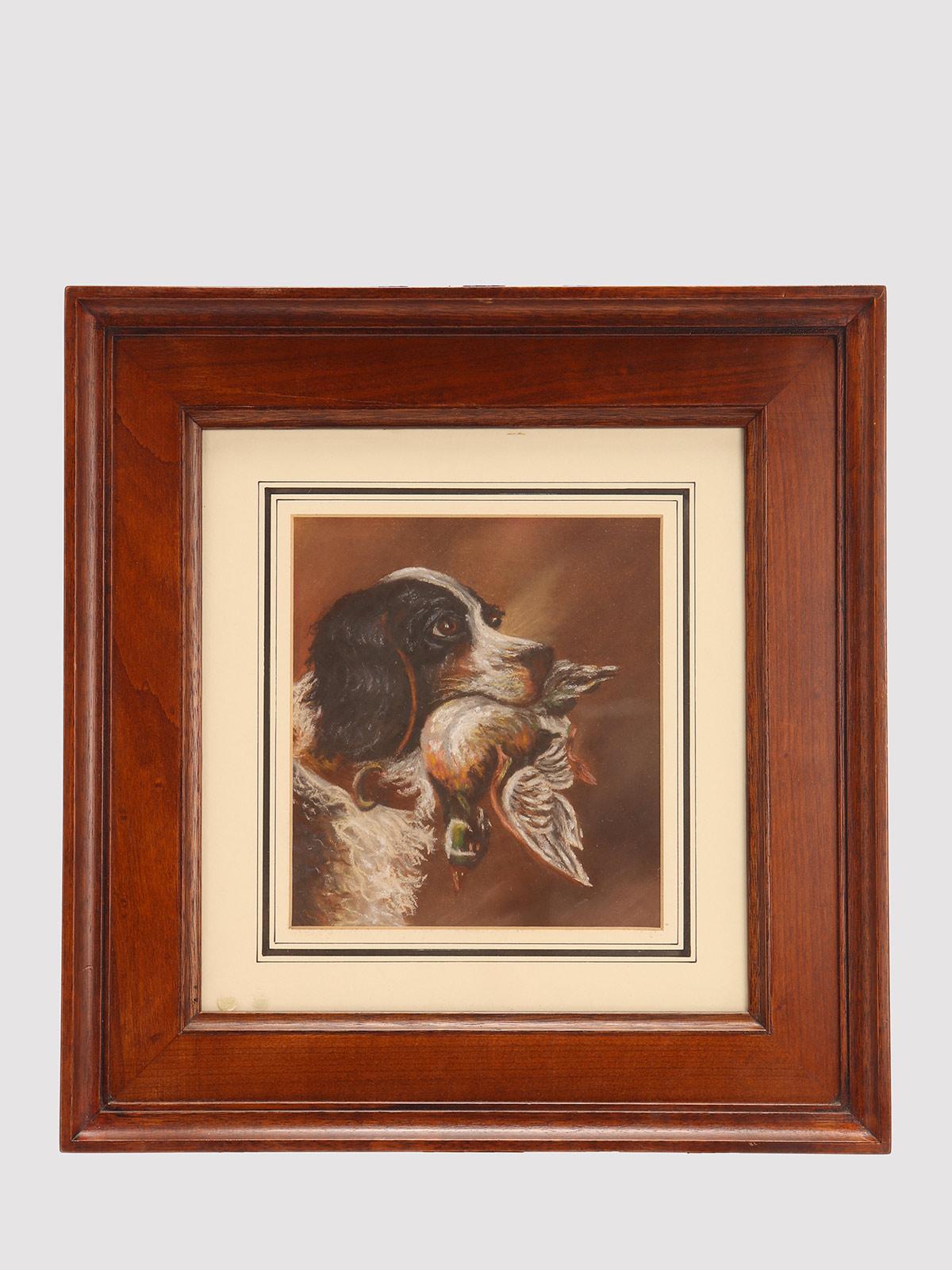 Ein Pastellgemälde, das den Kopf eines Cockerspaniels mit einer Wildente im Maul darstellt. Massiver Kirschholzrahmen, poliert und bienengewachst. England um 1930.