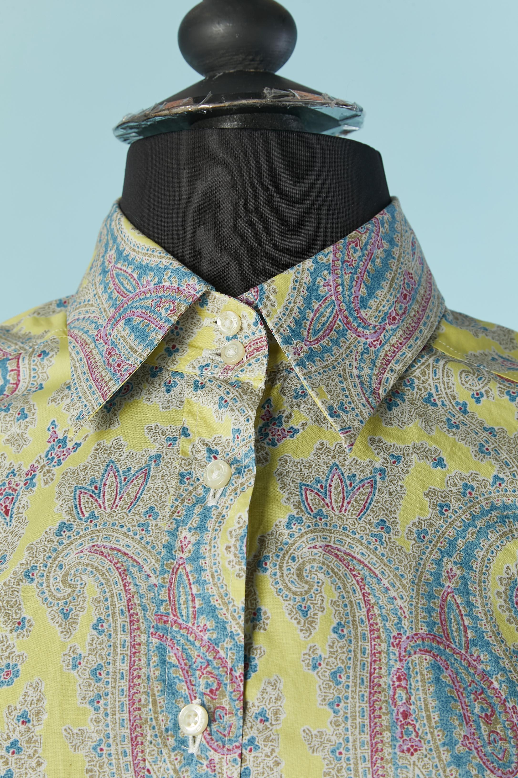 Camicia in cotone con stampa Paisley pastello. Bottone con marchio e chiusura ad asola sul centro davanti e sui polsini. 
TAGLIA 40(It) 36 (Fr) 