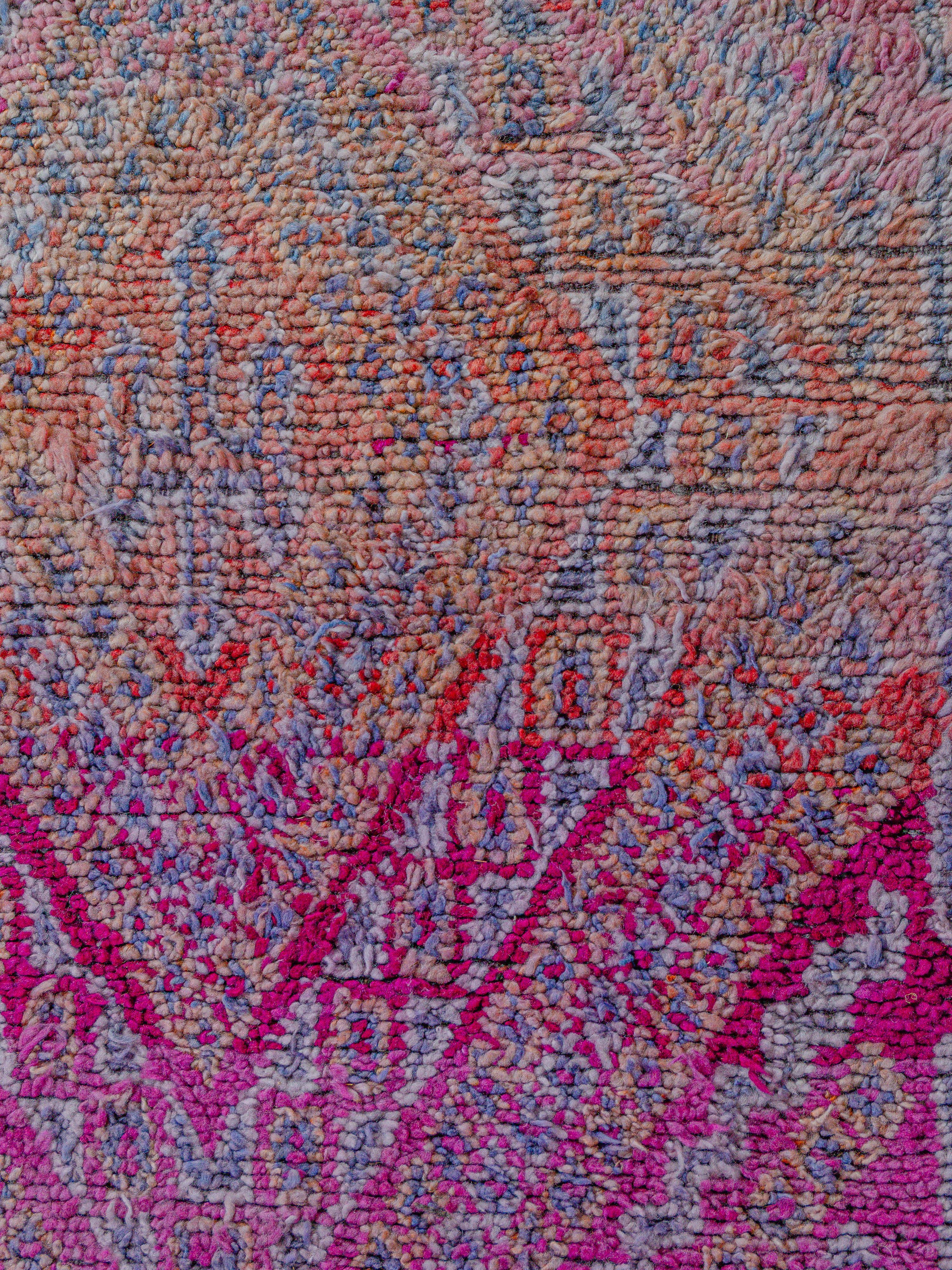 Diese klassische Beni M'Guild zeigt ein Rautenfeld, das sich in der Schärfe verändert, während sich die Motive von einem abgewetzten Feld abheben. Eine auffällige Farbgeschichte aus Magenta, Orange, Violett, Lachs und Elfenbein sorgt für Momente