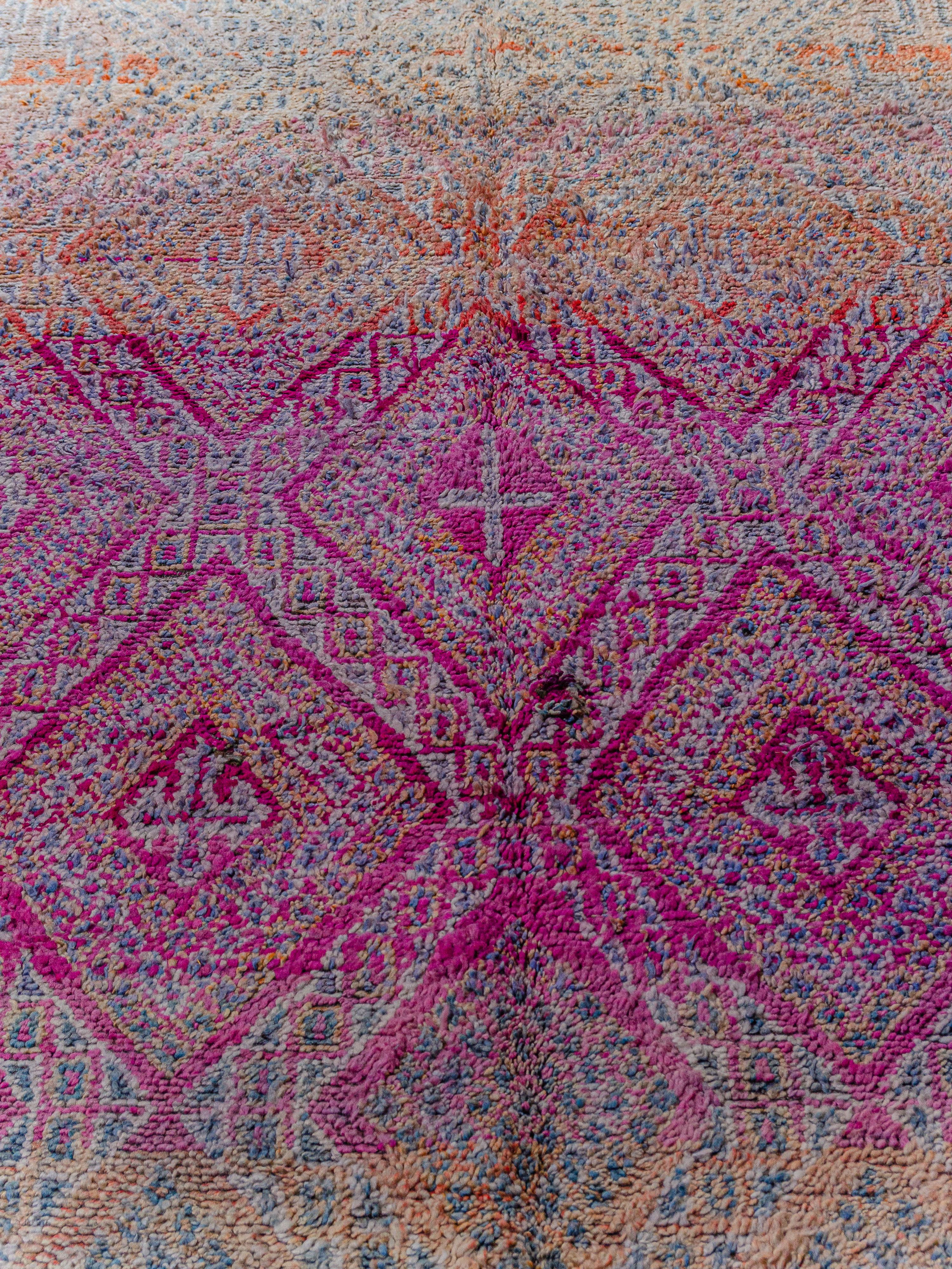 Pastellfarbener marokkanischer Beni M'Guild-Teppich Curated by Breuckelen Berber (Marokkanisch) im Angebot