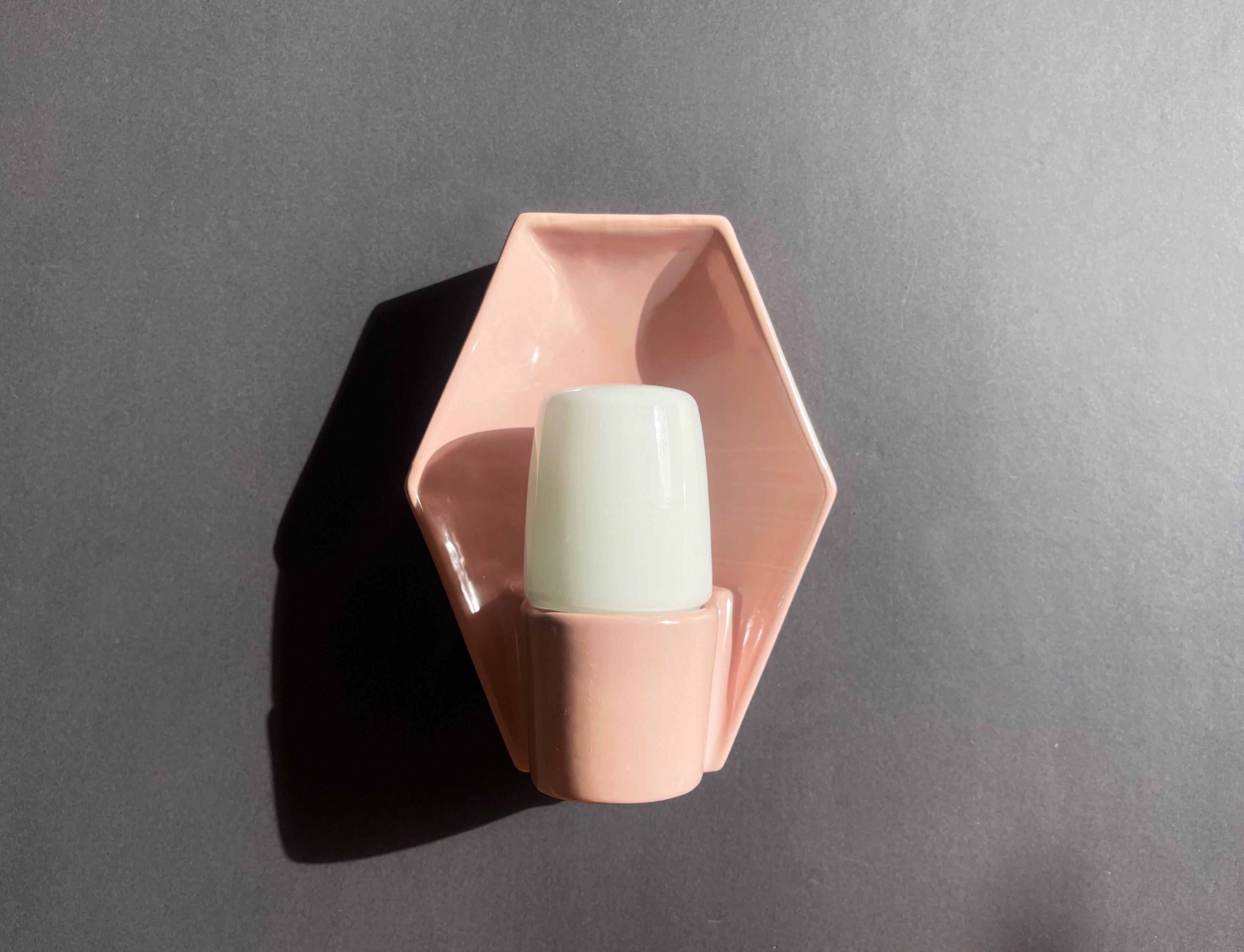 Metà XX secolo Applique in ceramica rosa pastello di Lyskær Belysning dopo Wagenfeld, anni '50, Danimarca in vendita