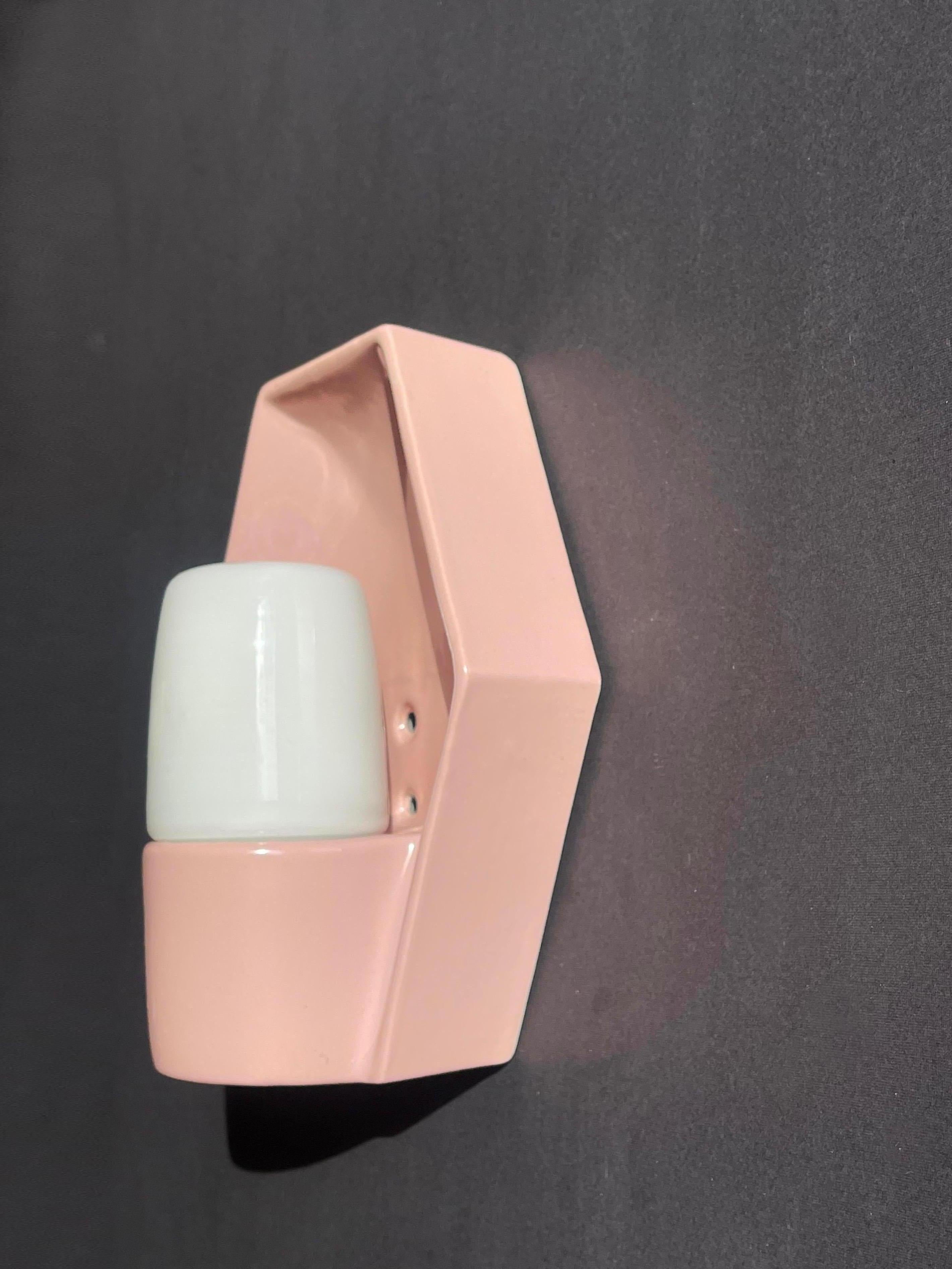 Applique in ceramica rosa pastello di Lyskær Belysning dopo Wagenfeld, anni '50, Danimarca in vendita 1