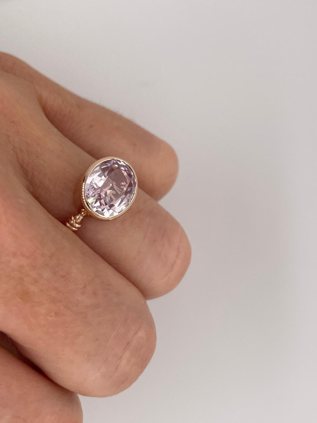 For Sale:  Pastel Pink Kunzite in Love Knot Style Ring in 18ct Rose Gold 5