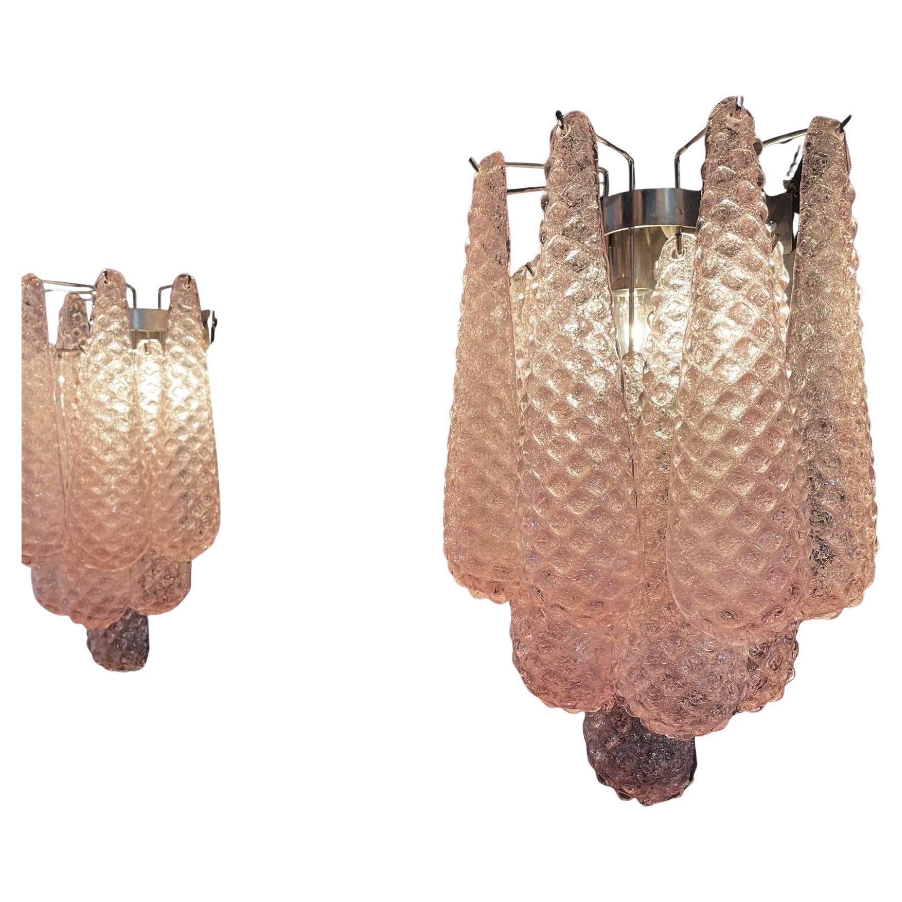 Impresionante Lámpara de Pared de Murano Rosa compuesta por diez gotas de cristal de color rosa pastel fijadas en un marco cromado. Estilo tradicional italiano de mediados de siglo producido en el distrito de Murano durante el siglo XXI.
Tamaño del
