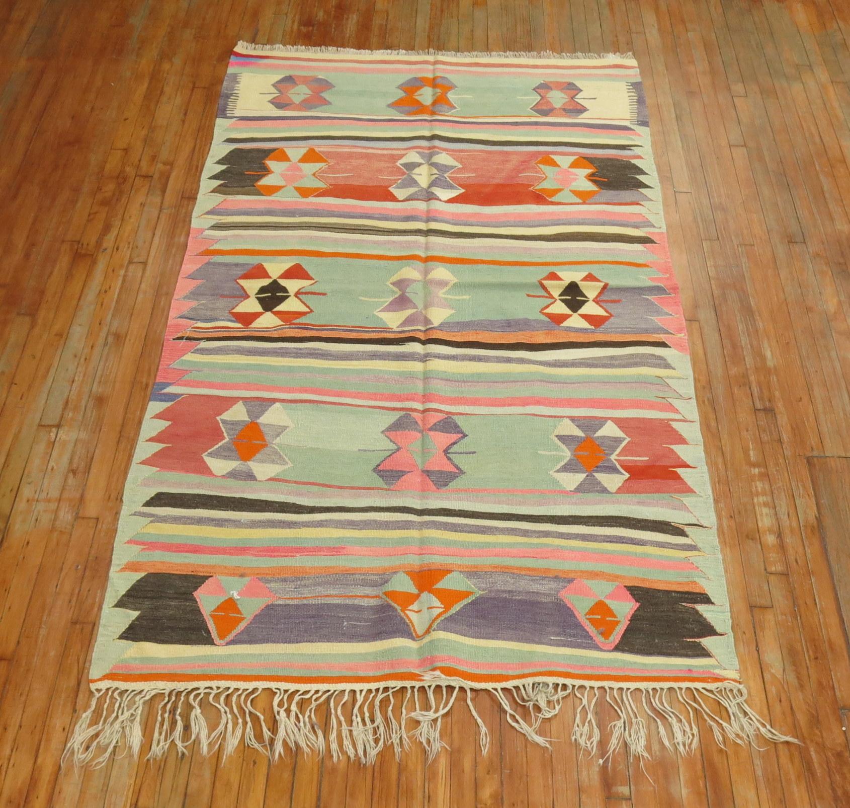 Boho chic mid-20th century Turkish Kilim highlighted by a pistachio green color.
Bohemian boho!

Measures: 5