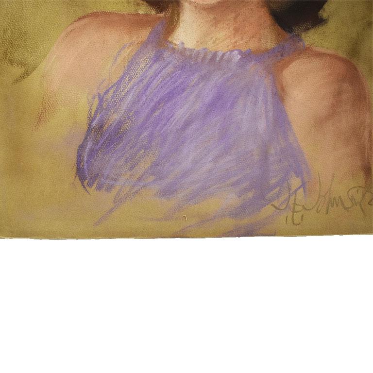 Ritratto di donna con capelli scuri su carta. Disegnato con gesso pastello, il soggetto di questo pezzo è una donna con un bouffant e corti capelli castano scuro che guarda l'artista. Indossa un top viola a collo alto. Questo bellissimo pezzo