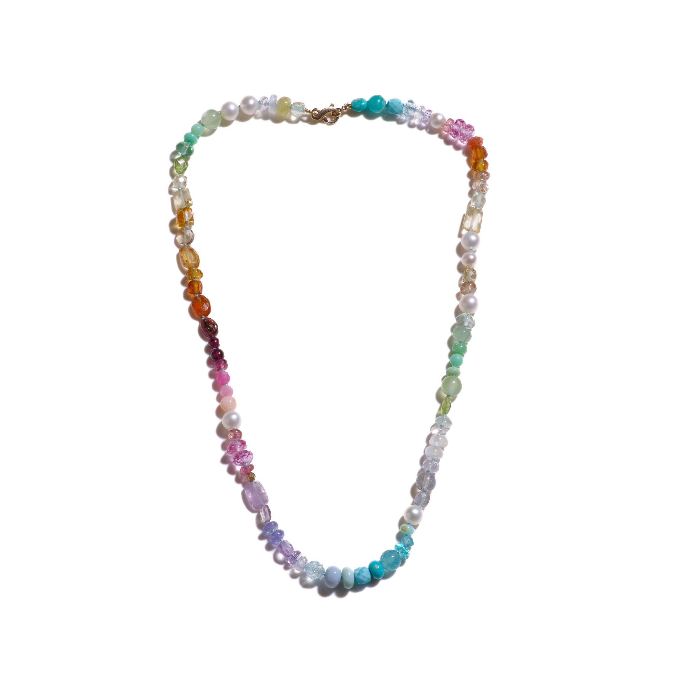 Umarmen Sie sich mit funkelnden, pastellfarbenen Edelsteinen, die die Farben des Regenbogens einfangen! Die facettierten Formen der Steine unterstreichen die Schönheit dieser Halskette. Die Edelsteine haben einen facettierten Schliff und