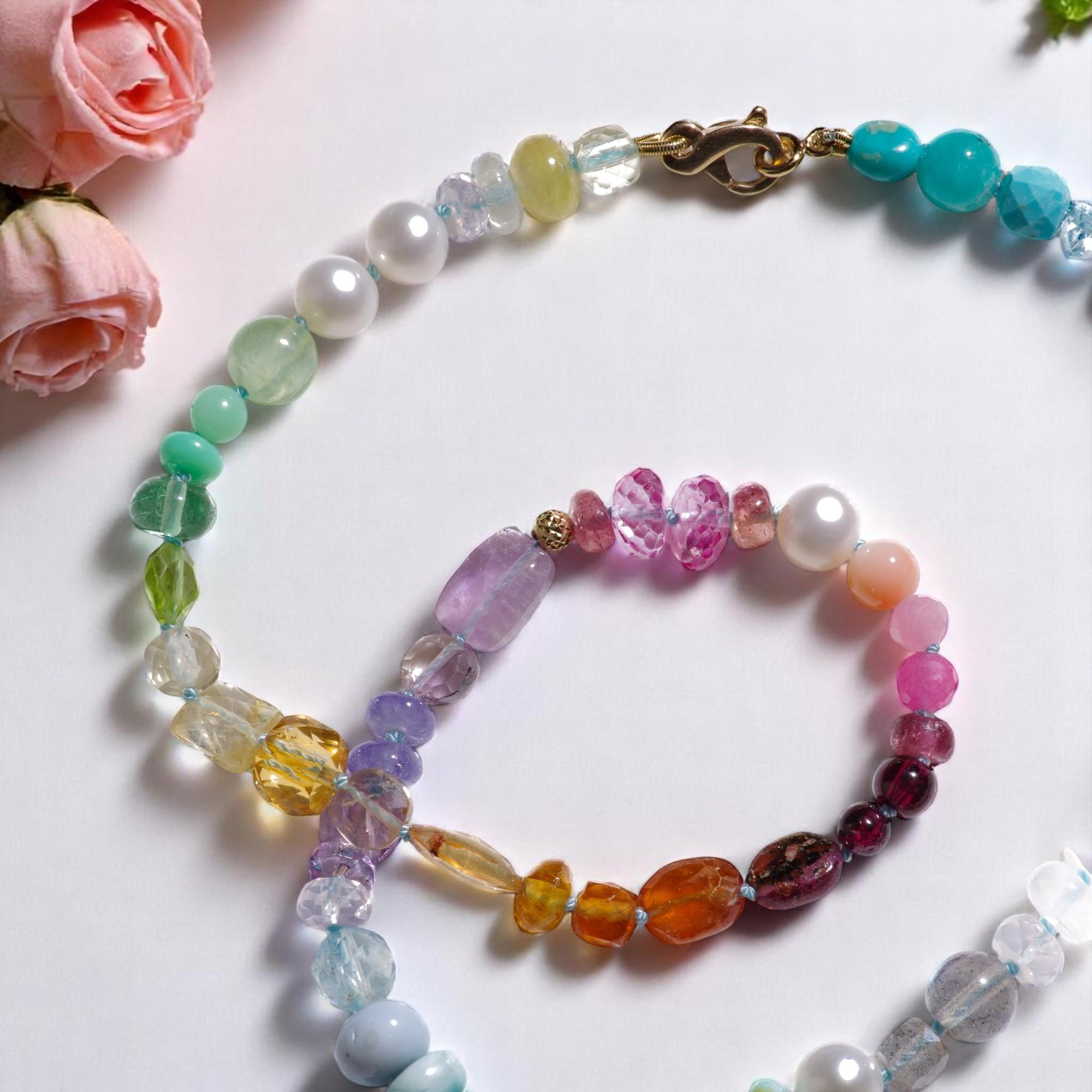 Pastellfarbener Regenbogensaphir und Rubin Halskette aus Gelbgold (Perle) im Angebot